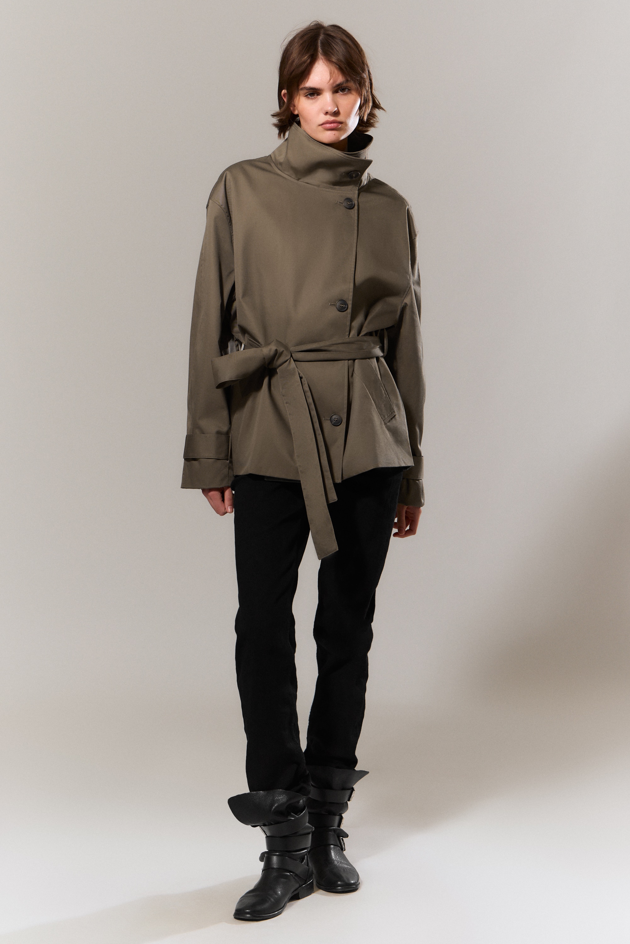 Kort oversized trenchcoat med høy krage - Støvgrå