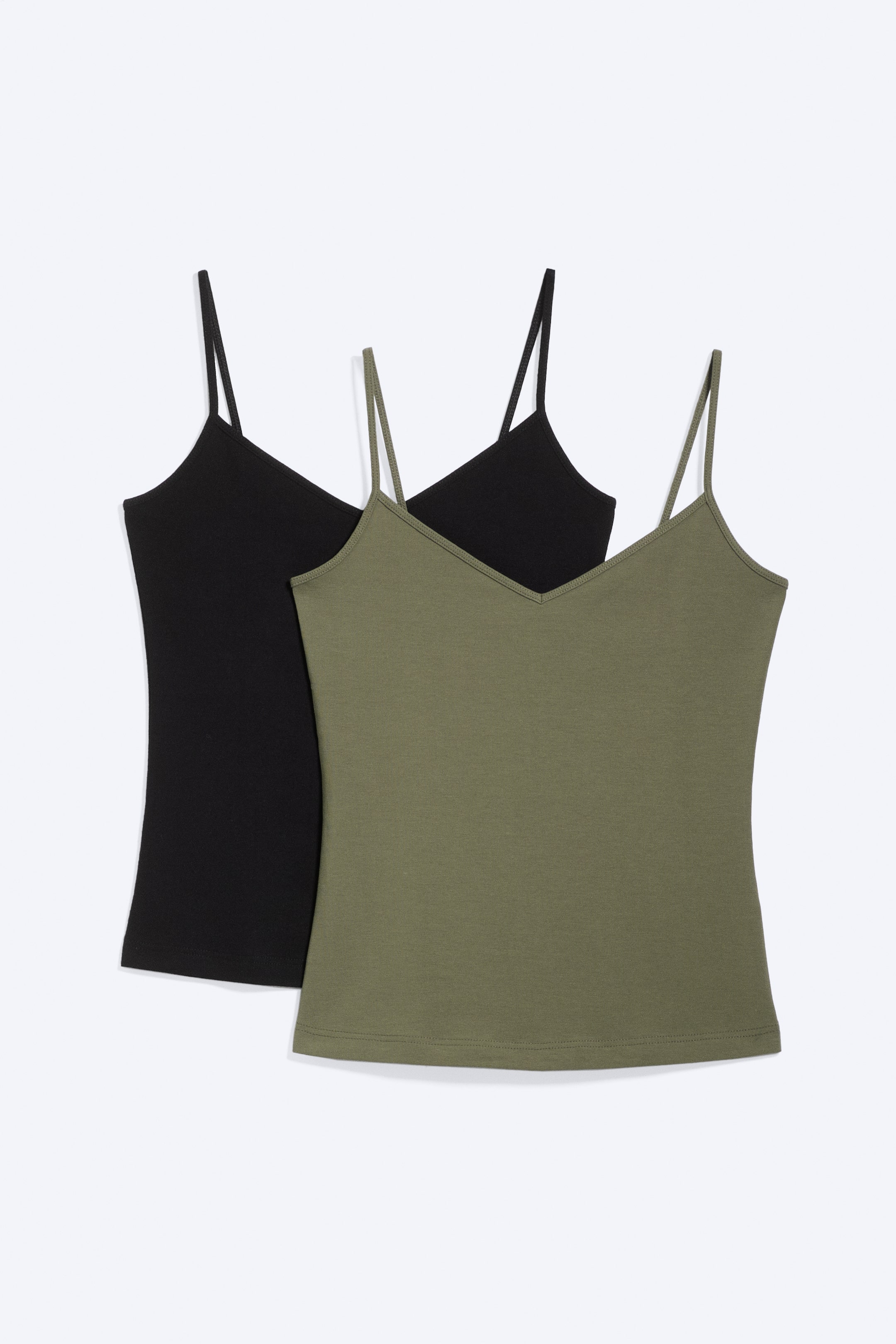 Ver imagen más grande: Se muestran dos camisetas de tirantes desde el frente, una negra y otra verde oliva, superpuestas. Ambas camisetas cuentan con escotes en V y finos tirantes tipo espagueti, mostrando un ajuste ceñido al cuerpo.
