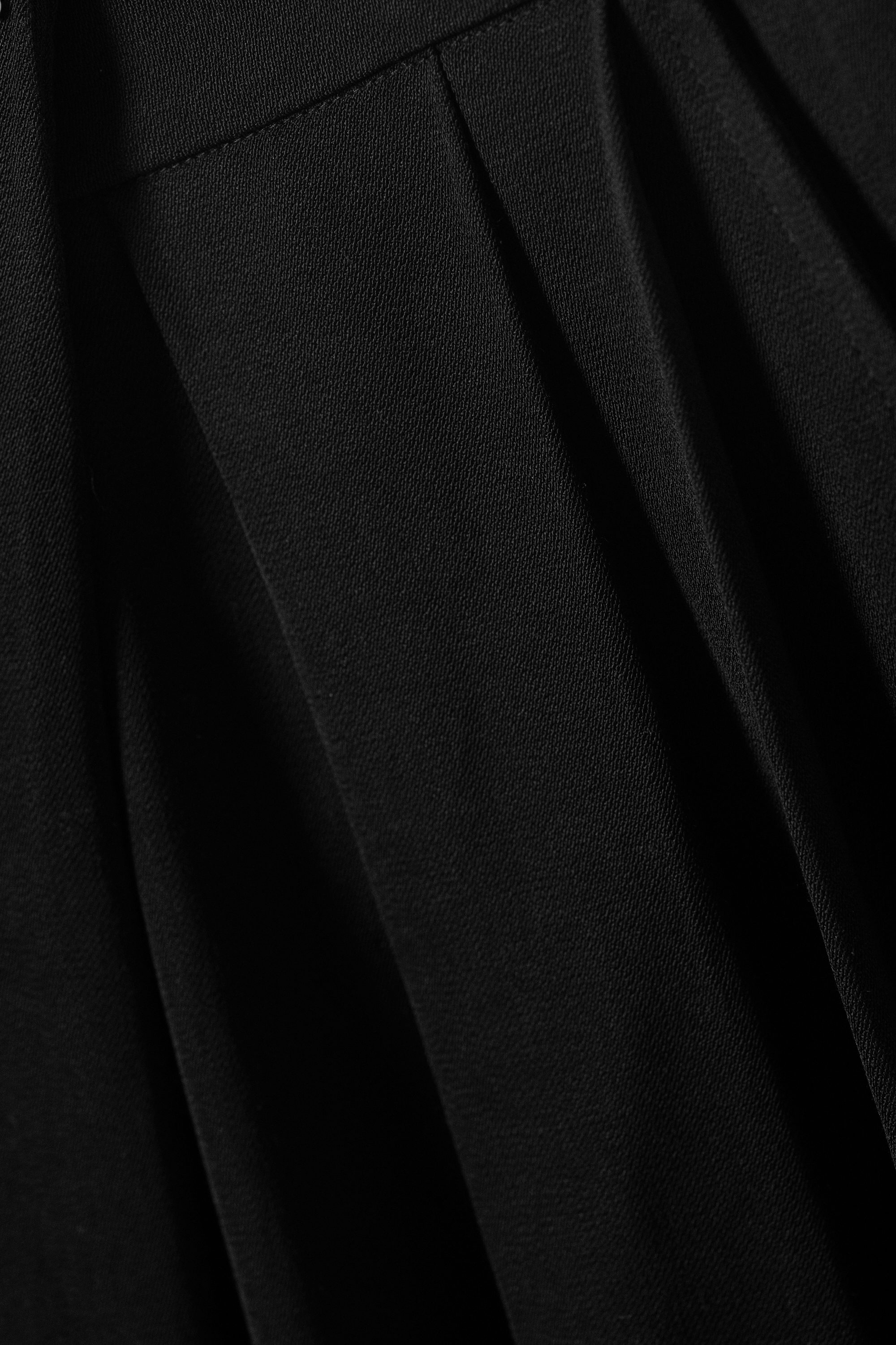 Schwarz - Asymmetrische Anzughose mit weitem Bein - 7