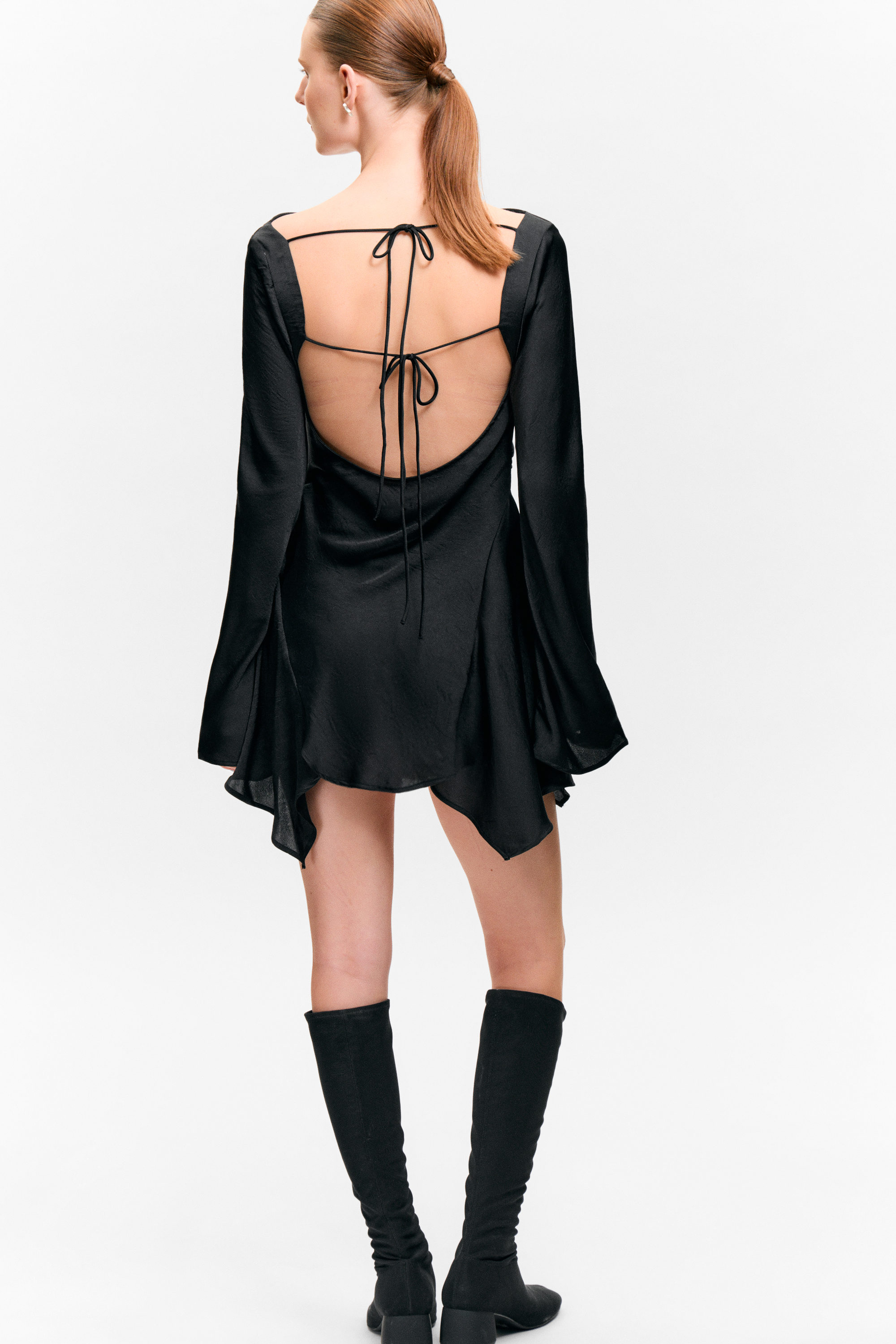 Zwart - Asymmetrische satijnen mini-jurk met lange mouwen - 3