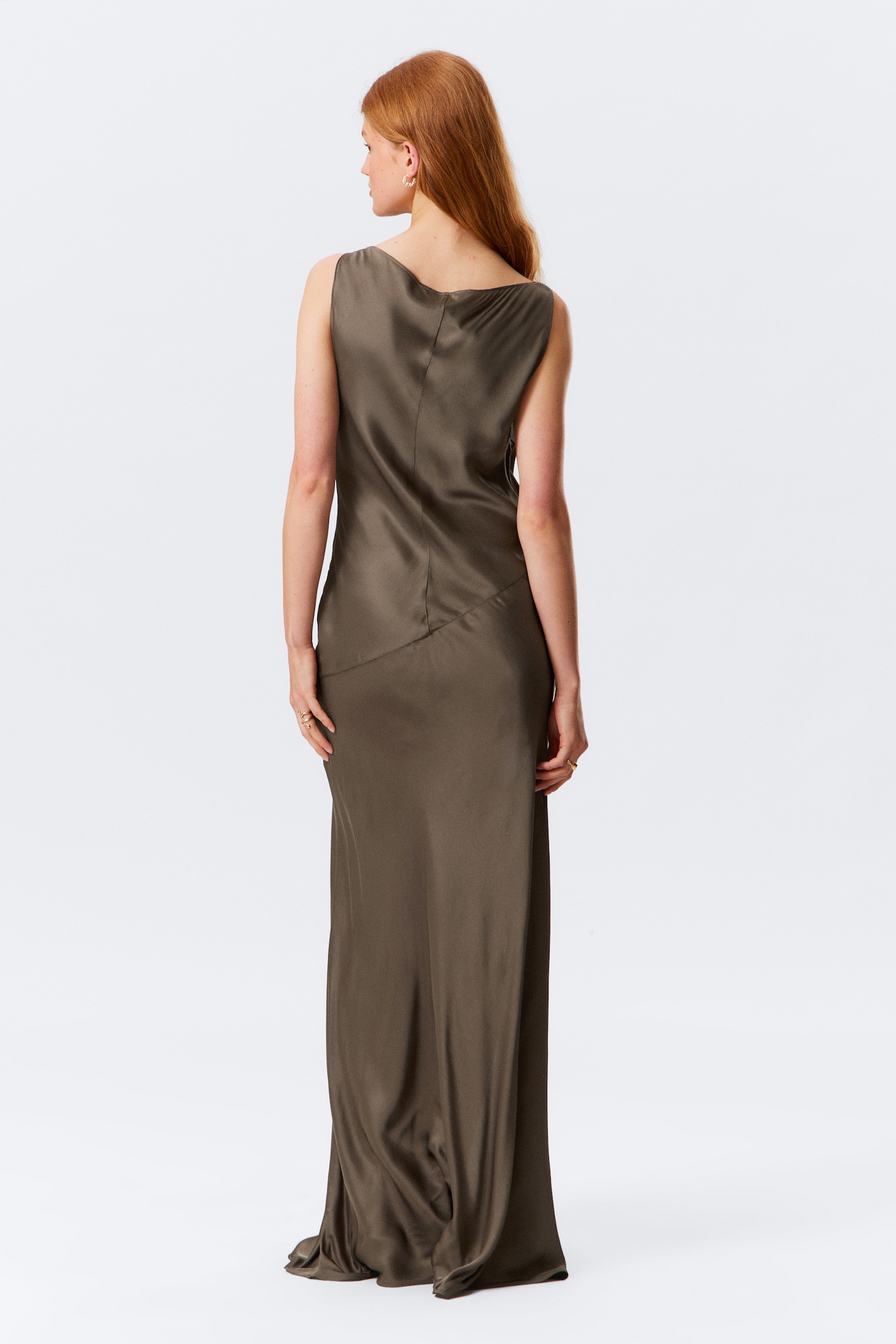 Vestido maxi satinado - Topo oscuro