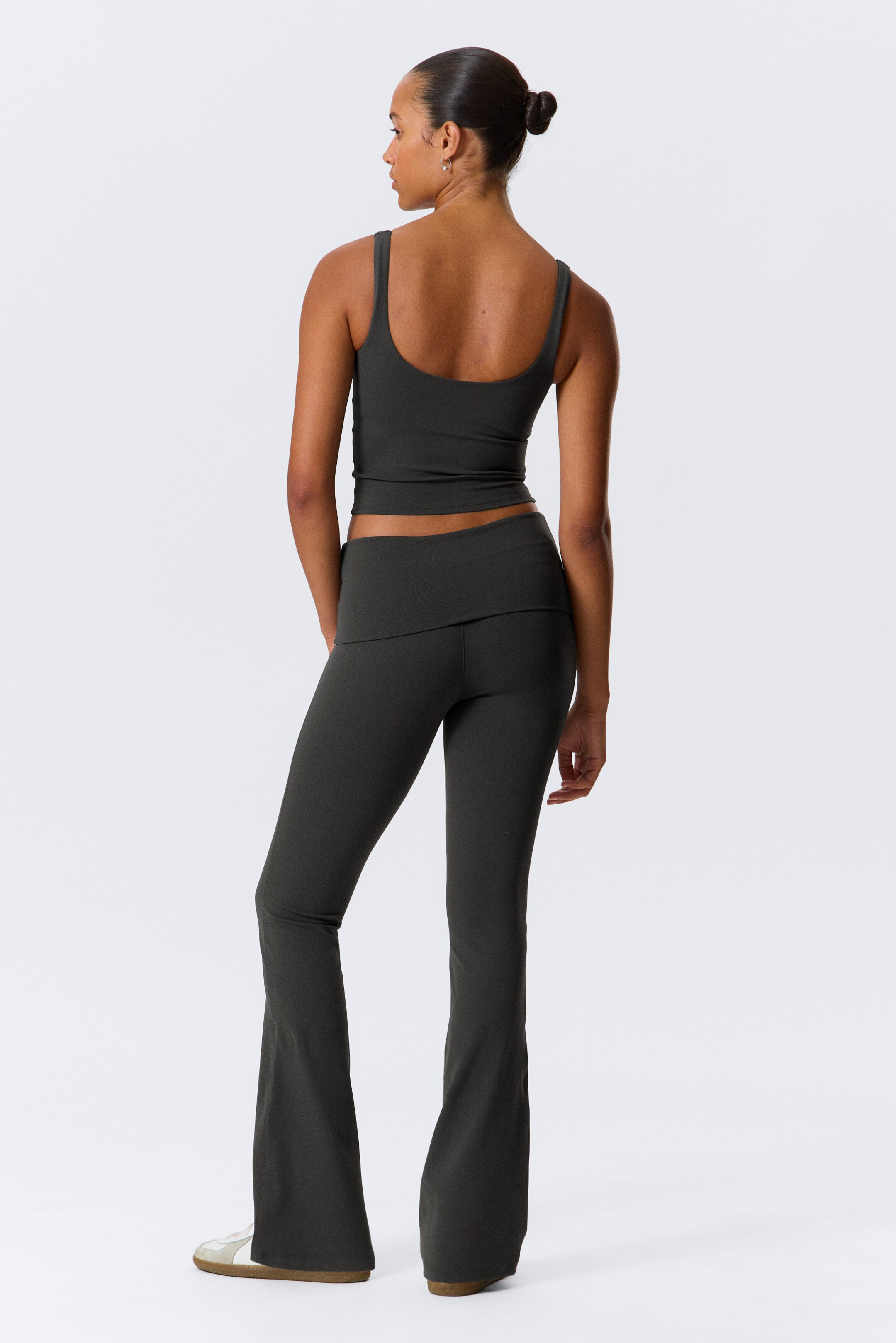 Agrandir l'image: Collants de yoga évasés à taille plissée - Dark Grey - FEMME | H&M CH 3