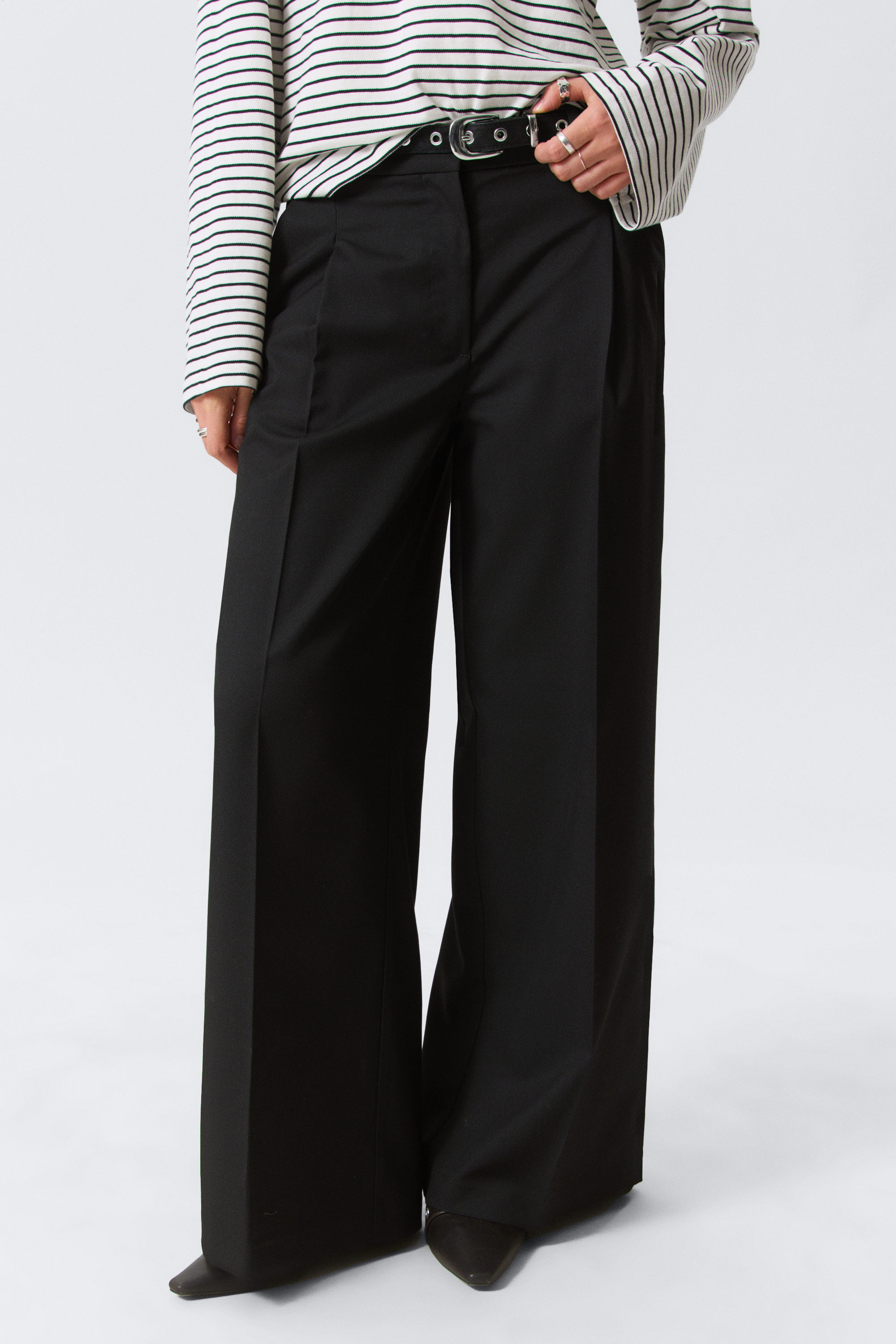 Svart - Högmidjade kostymbyxor med vida ben - 2