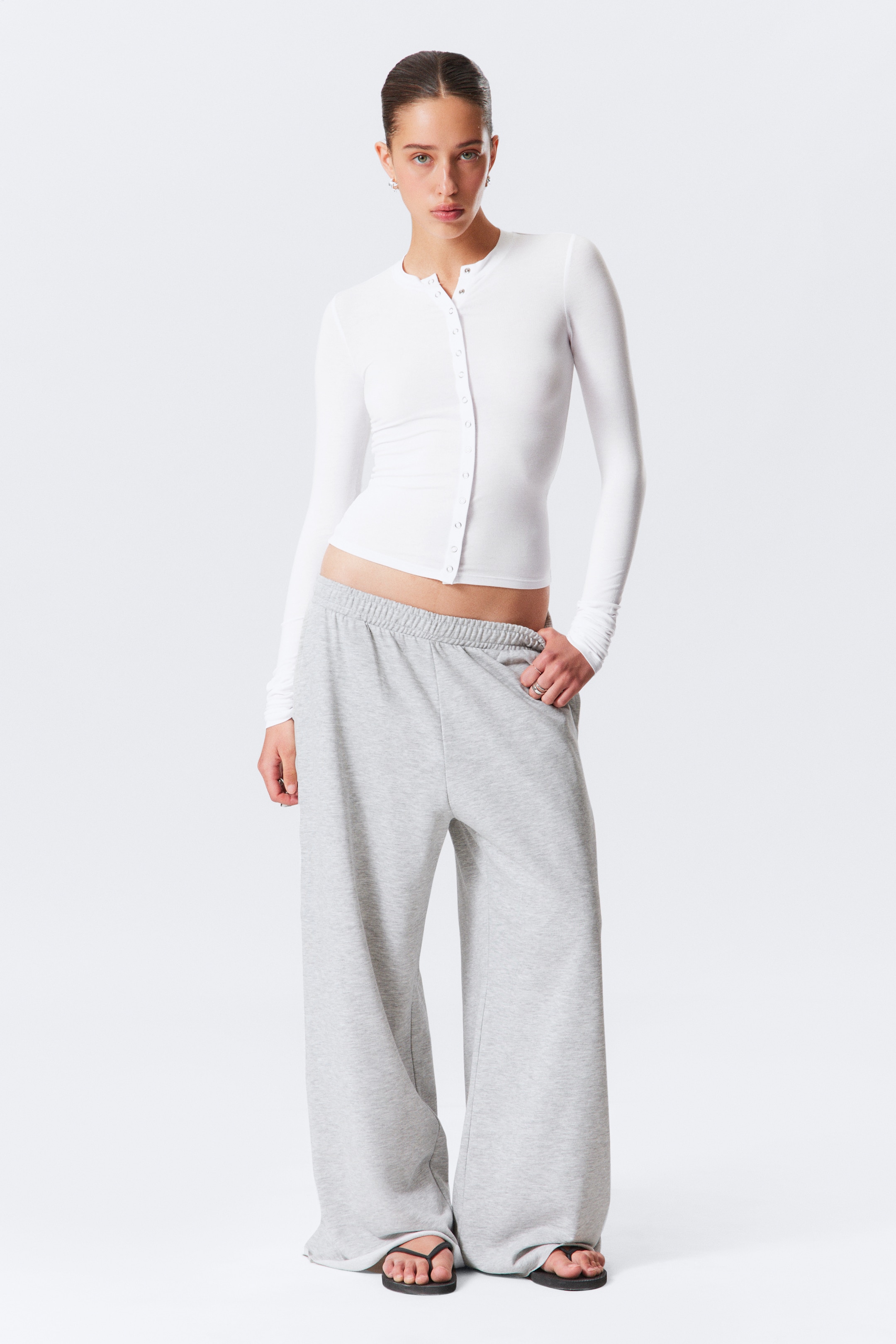 Grösseres Bild ansehen: Slim Long-Sleeved Buttoned Cardigan - Weiß - DAMEN | H&M CH 2