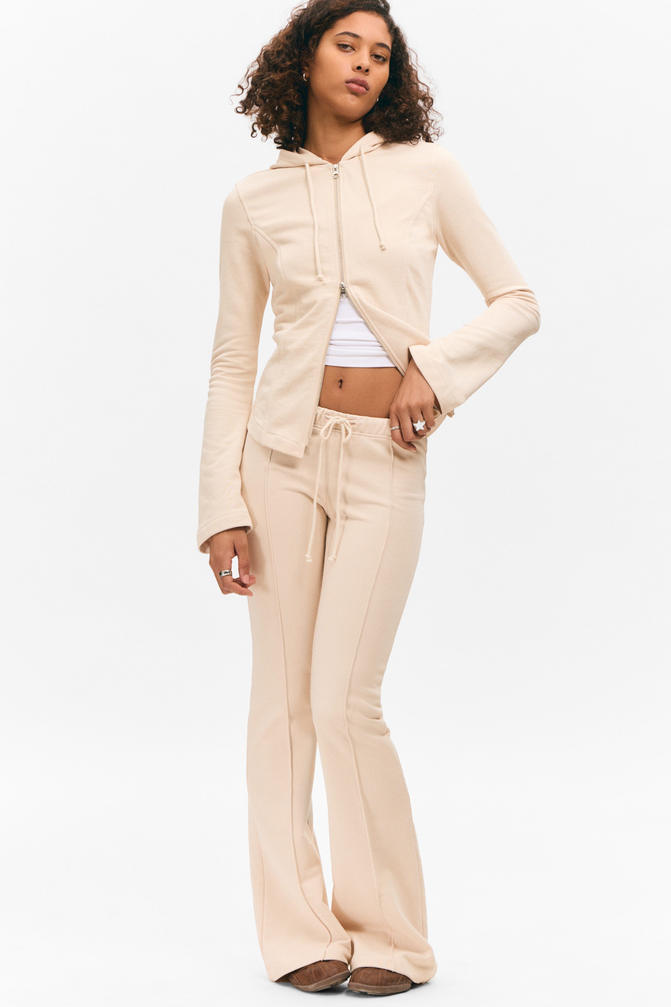 Helles Beige - Sweatpants mit mittelhohem Bund, Schlag und Biesen - 1