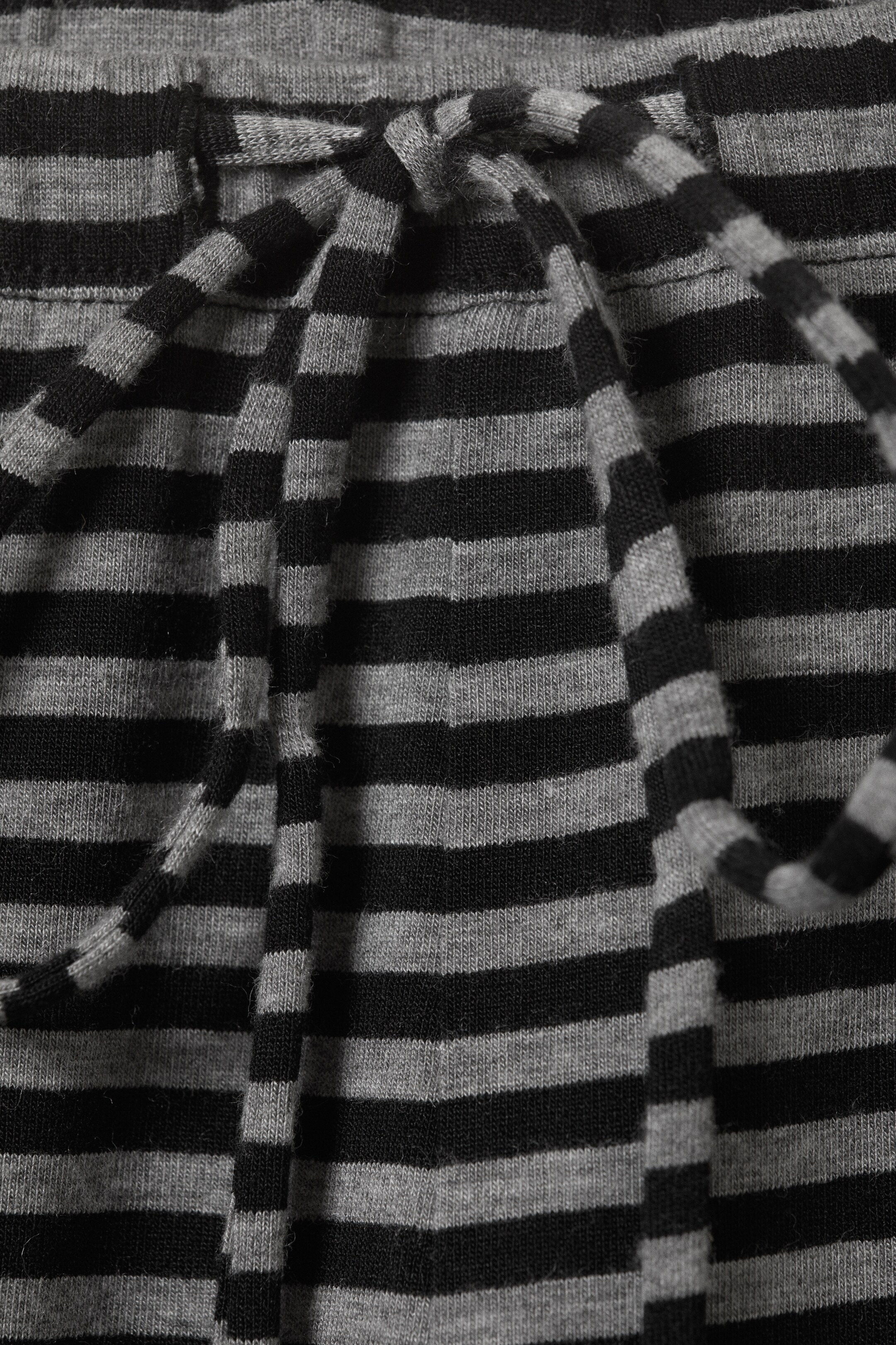 Vezi imaginea mai mare: Wide-Leg Pull-On Lyocell Trousers - Black & Grey Stripes - FEMEI | H&M RO 5