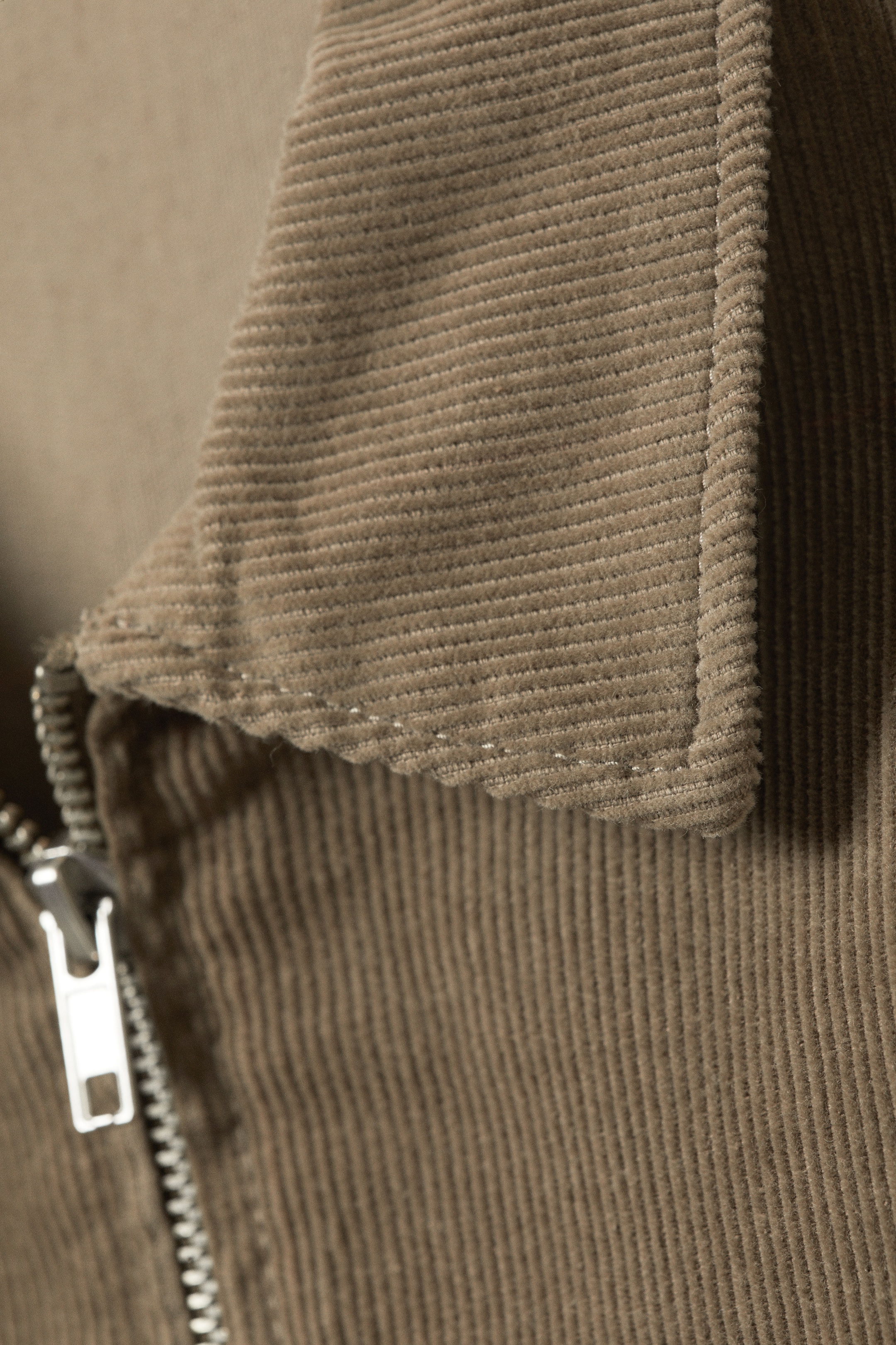 Größeres Bild anzeigen: Figurbetonte Cordjacke mit Reißverschluss - Staubiges Maulwurfsgrau - Ladies | H&M AT 2