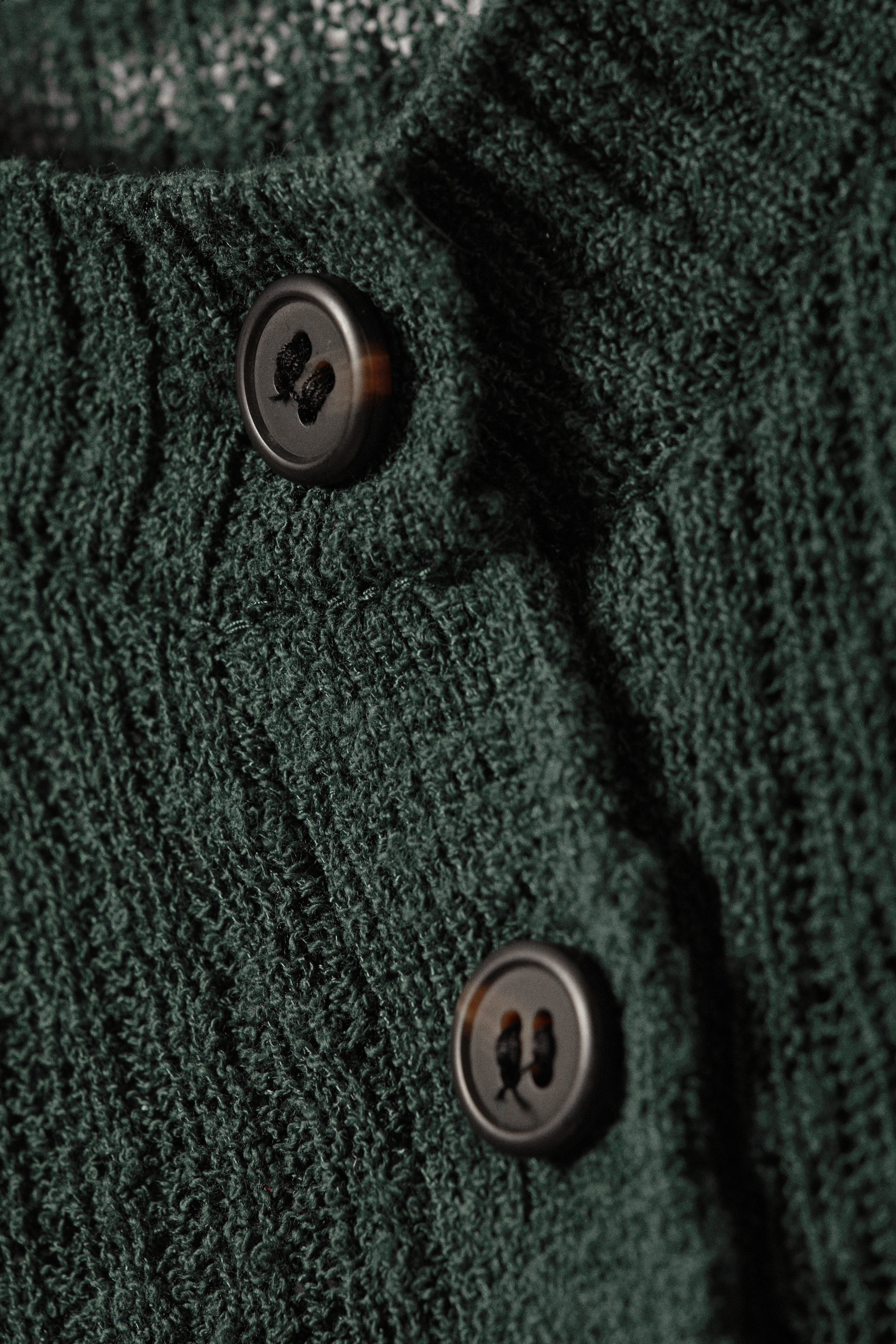 Mörkgrön - Ribbstickad cardigan med smal passform - 2