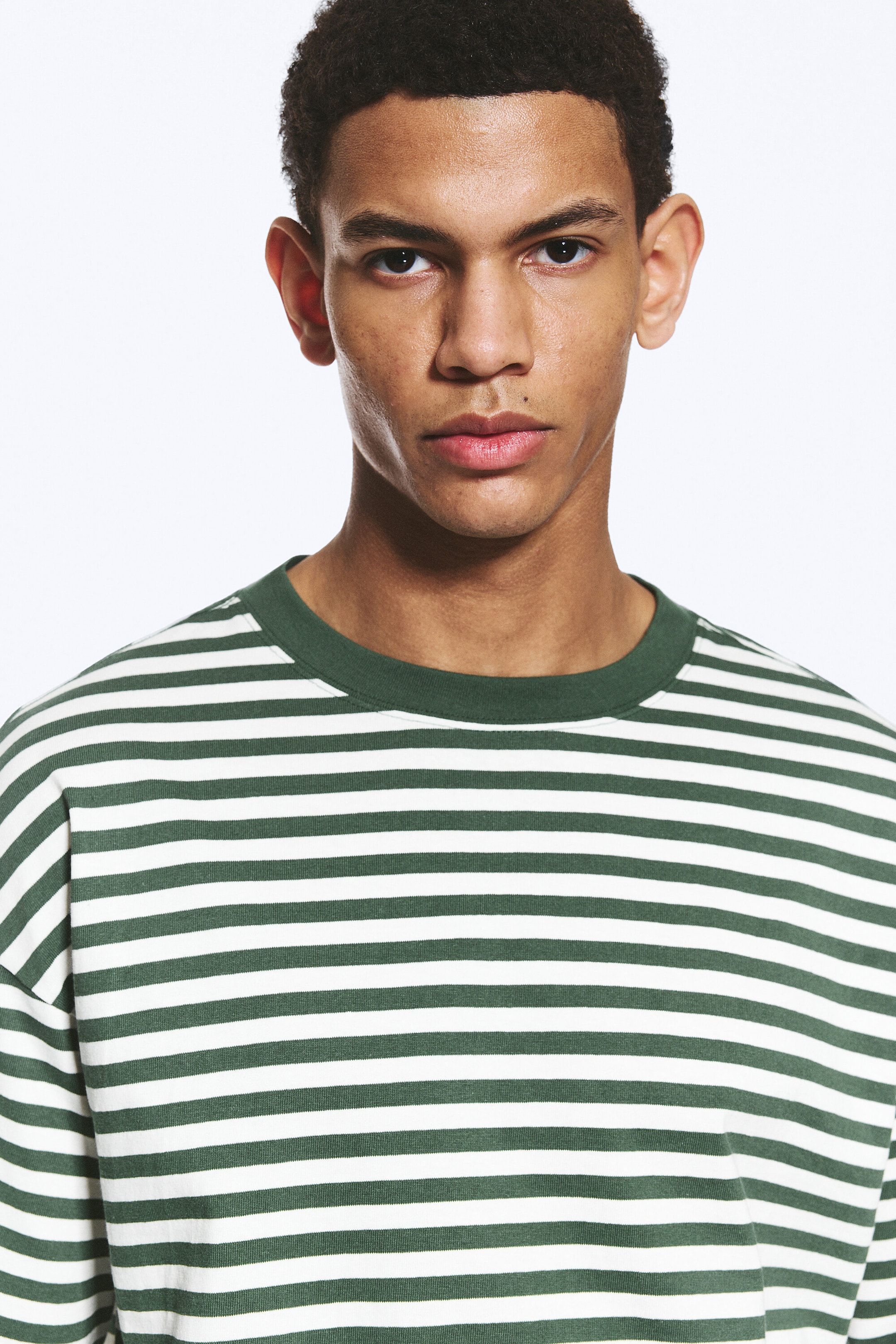 Weiß & dunkelgrün gestreift - Boxy Longsleeve mit lockerer Passform - 2