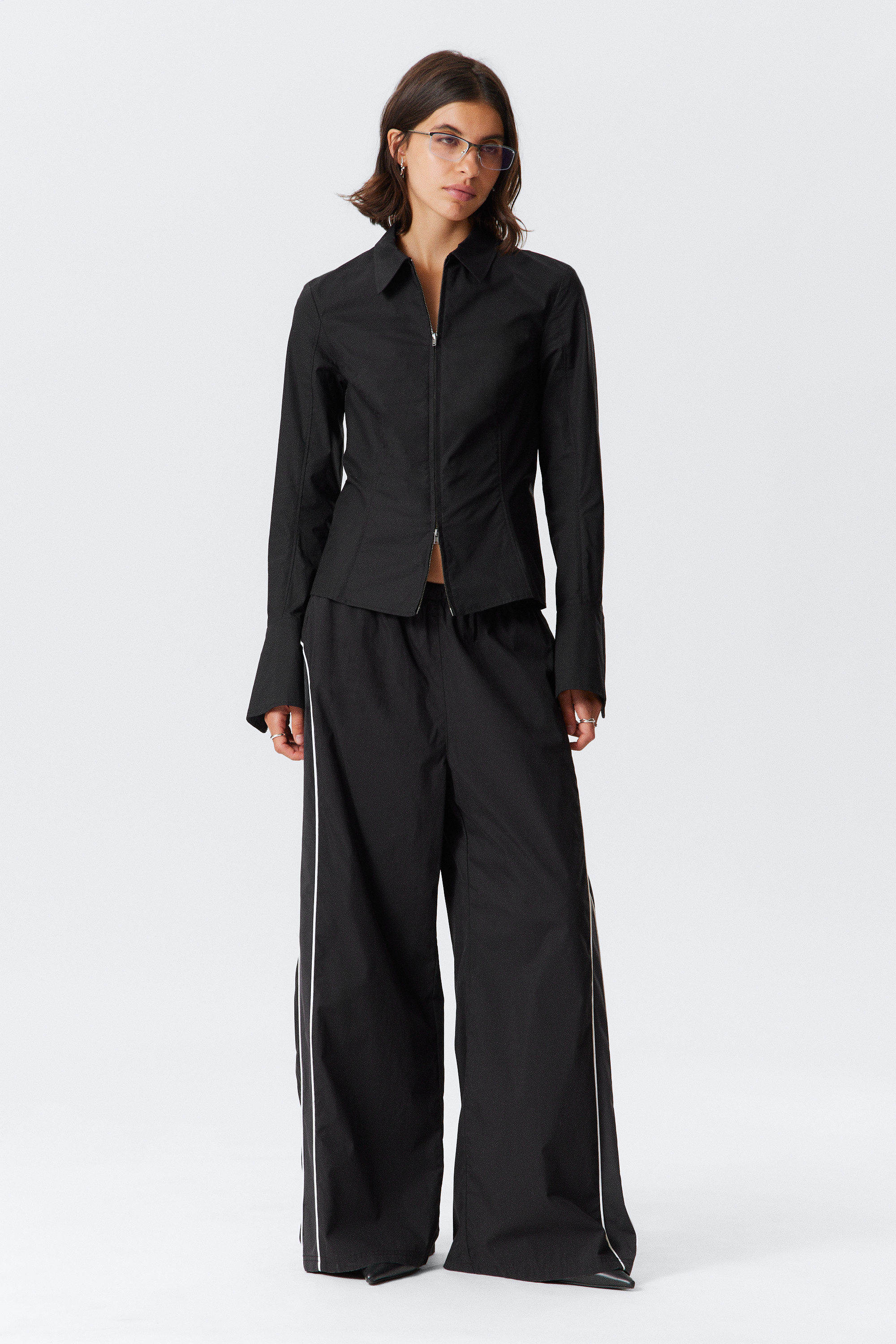 Zwart - Getailleerd shirt met rits en lange mouwen - 2
