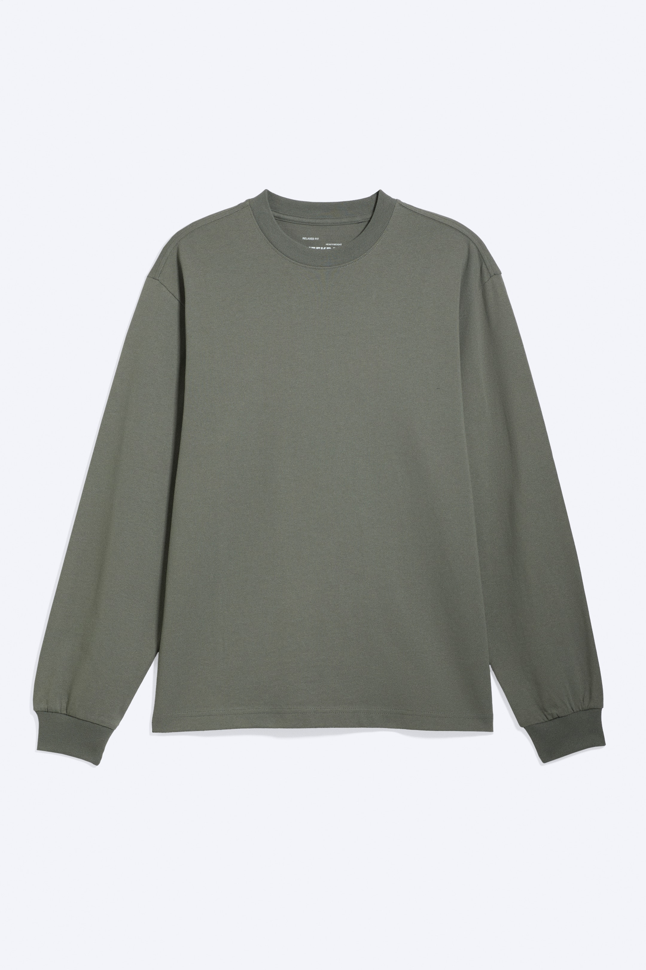Ver imagen más grande: Camiseta de manga larga de ajuste relajado en color verde oliva, confeccionada en suave algodón jersey. Se muestra desde el frente, con un clásico cuello redondo con ribete acanalado, puños acanalados y hombros ligeramente caídos.