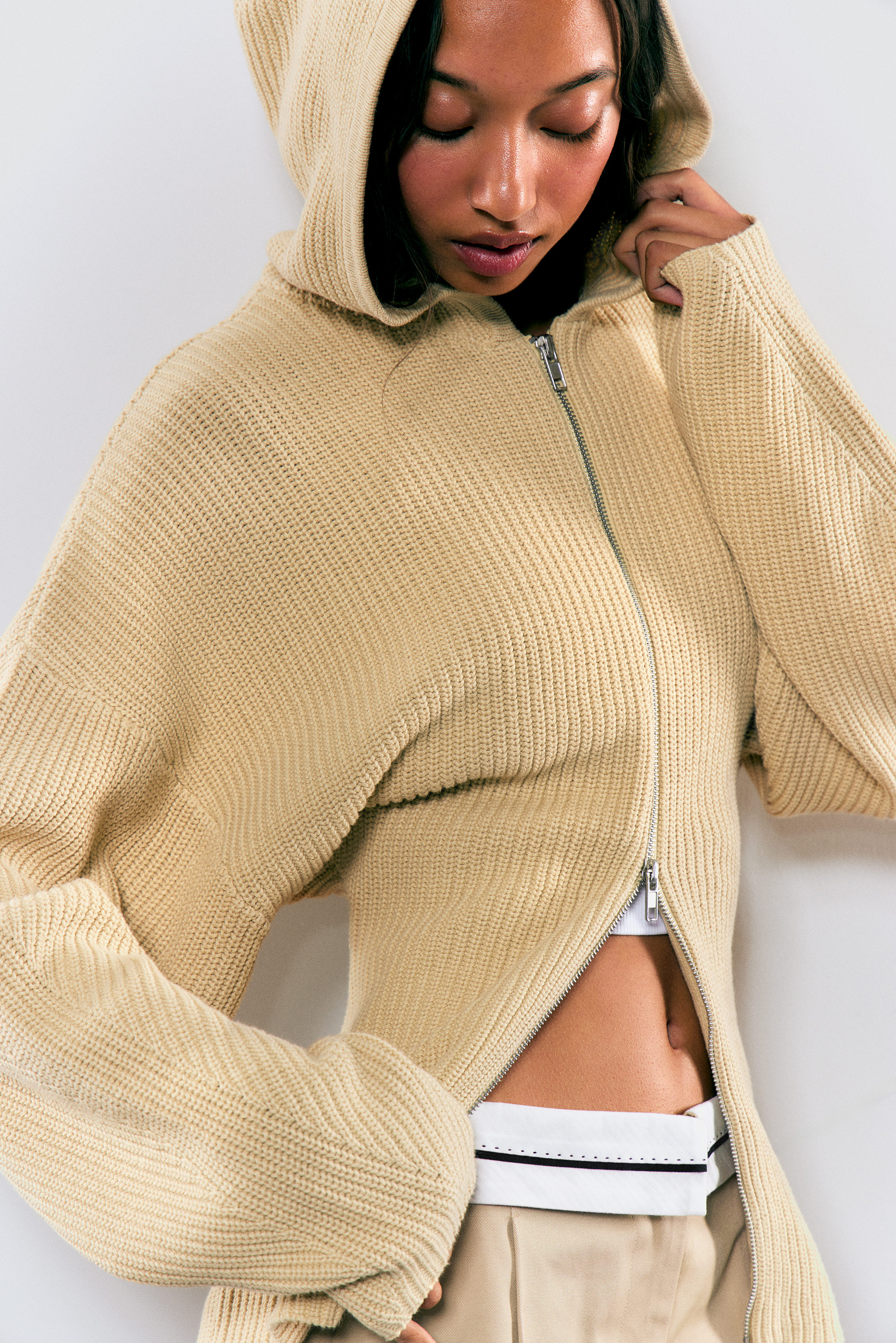 Beige - Langer Strickhoodie mit Reißverschluss - 2