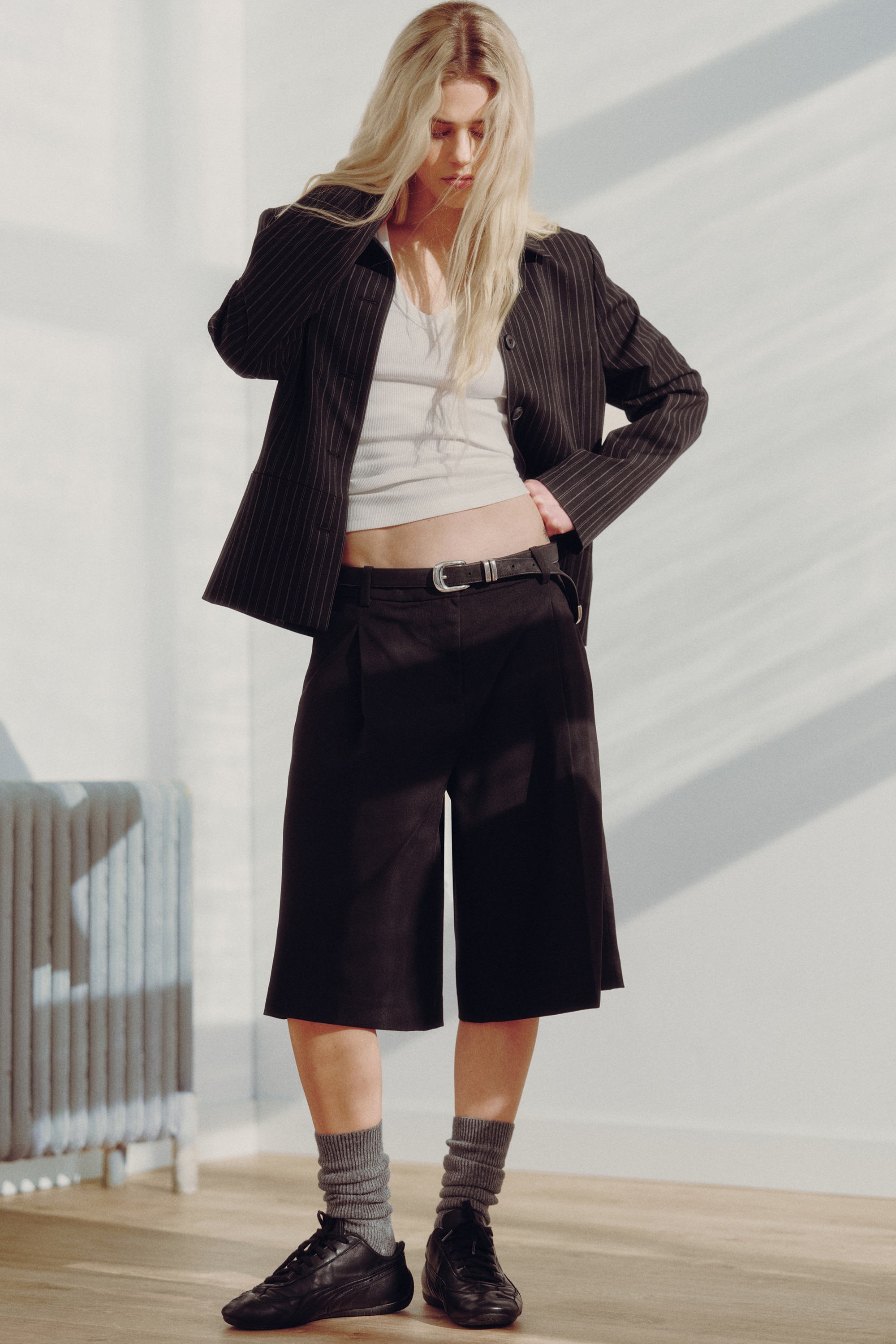 Alacsony derekú, bő szabású, rakott rövidnadrág - Fekete/Sötétszürke - halszálkás