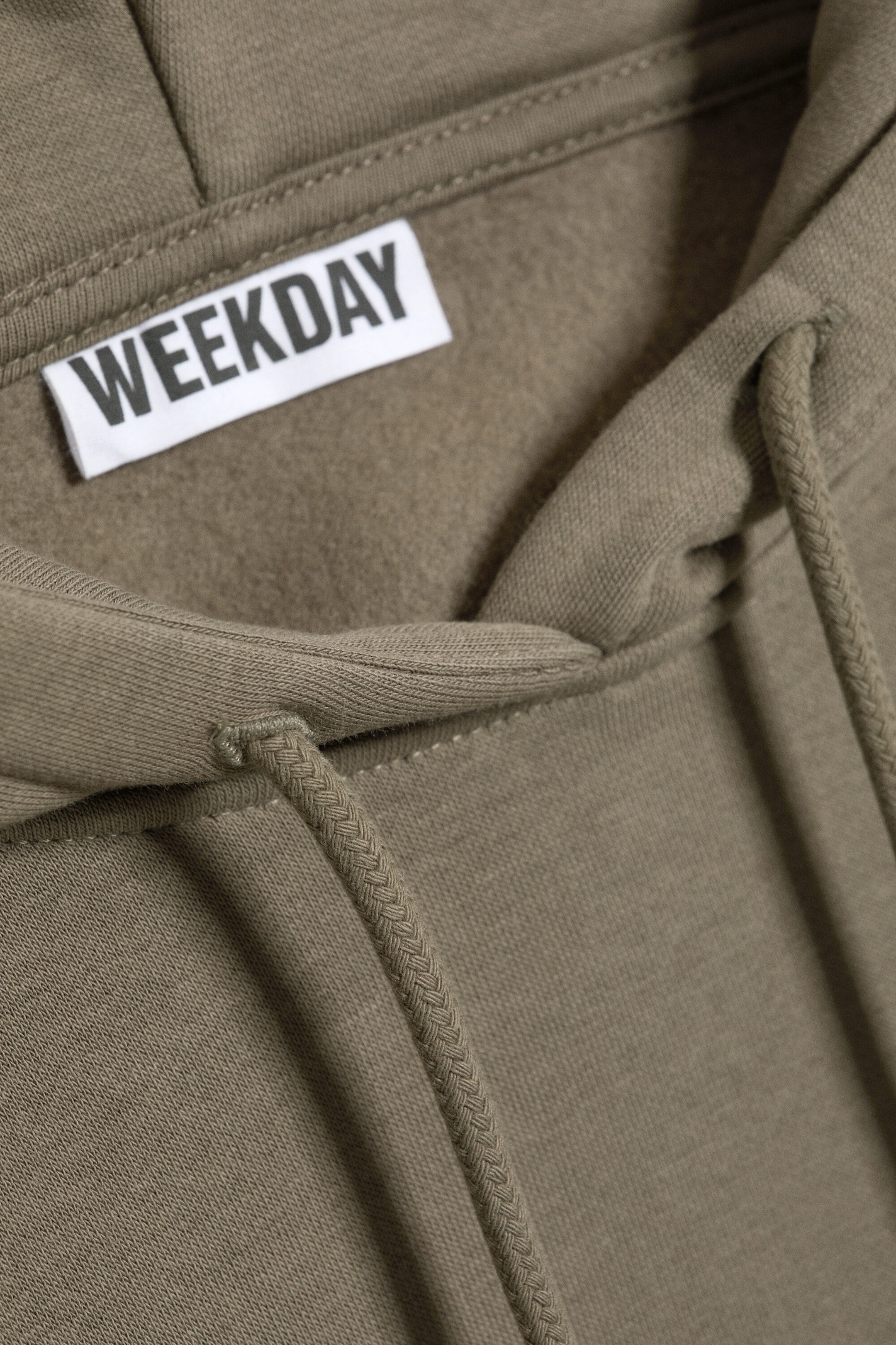 Gedeckter warmer Grauton - Hoodie mit Standard Fit - 5