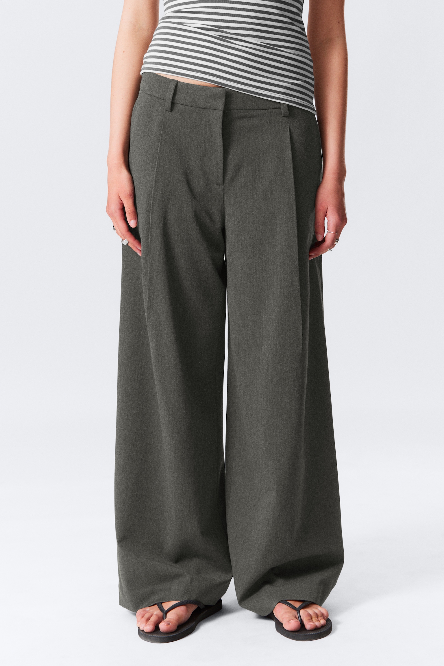 Low Rise Wide Leg Pleated Suiting Trousers - Dark Grey Melange/Black/Dark Brown - 4
