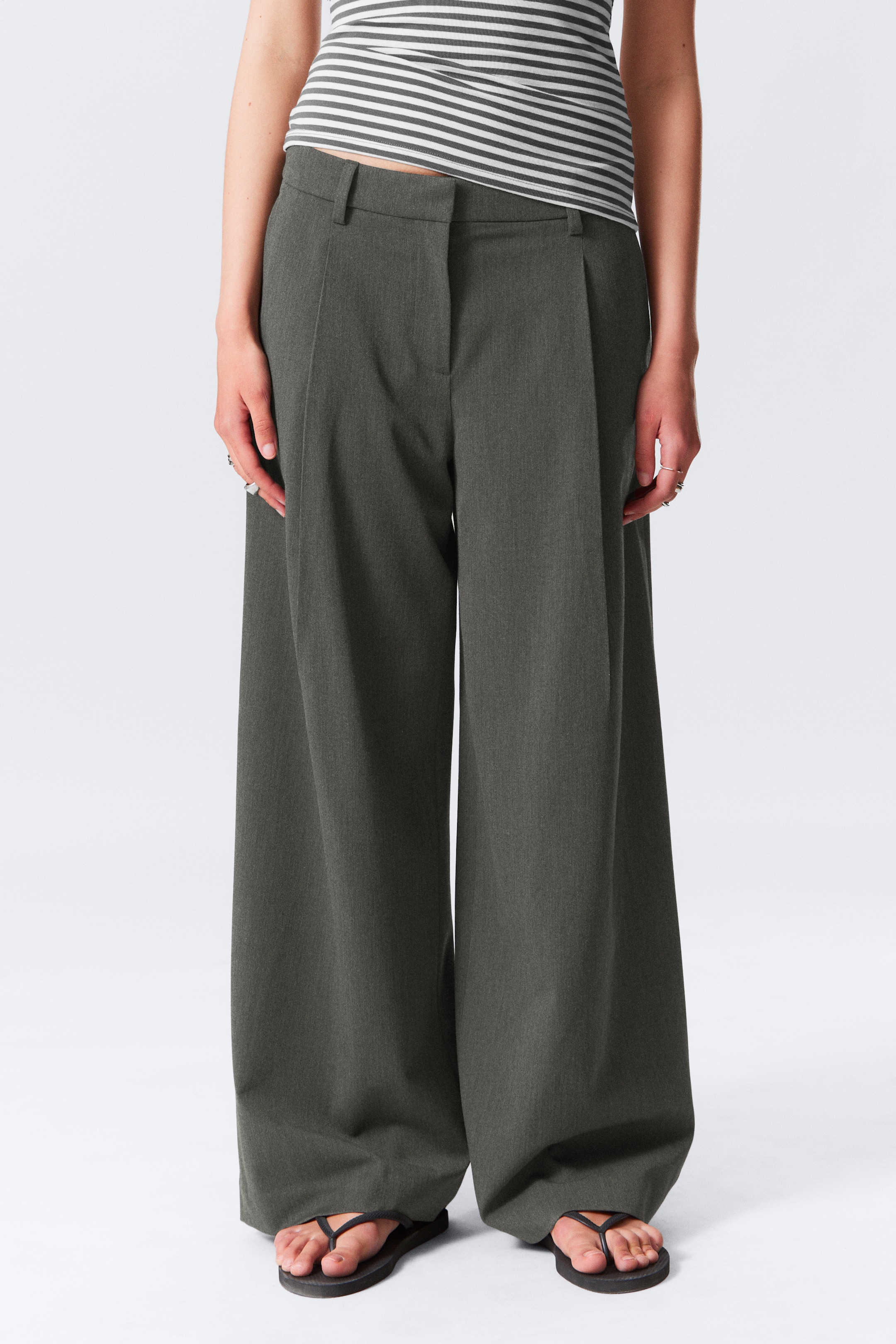 Visualizza immagine più grande: Pantaloni da tailleur a gamba larga e vita bassa - Grigio scuro mélange - DONNA | H&M IT 2