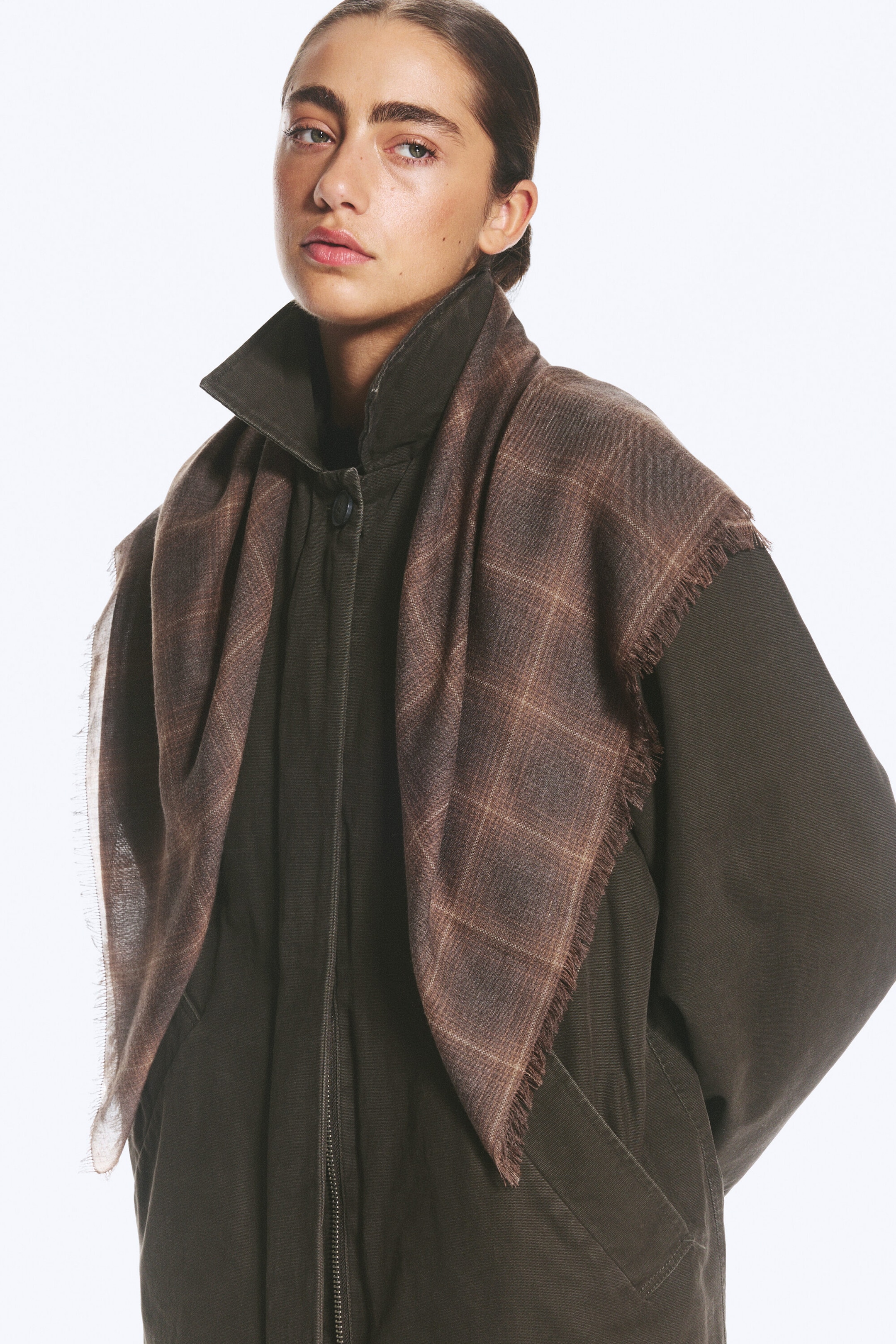 Rutig Brun - Fransig fyrkantig scarf med tryck - 1