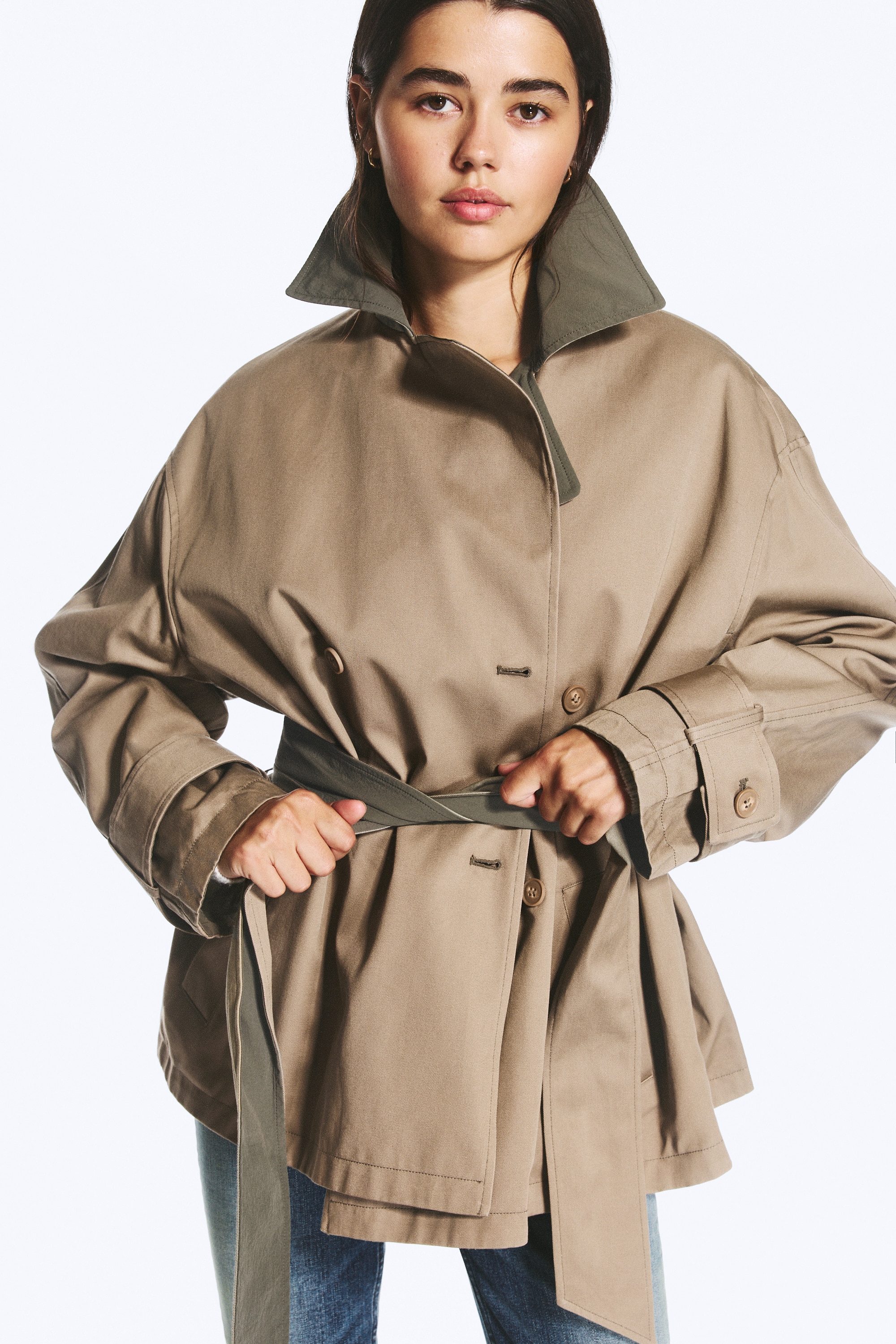 Kort dubbelknäppt vändbar trenchcoat - Beige & Khakigrön/Beige & Ljusgrå