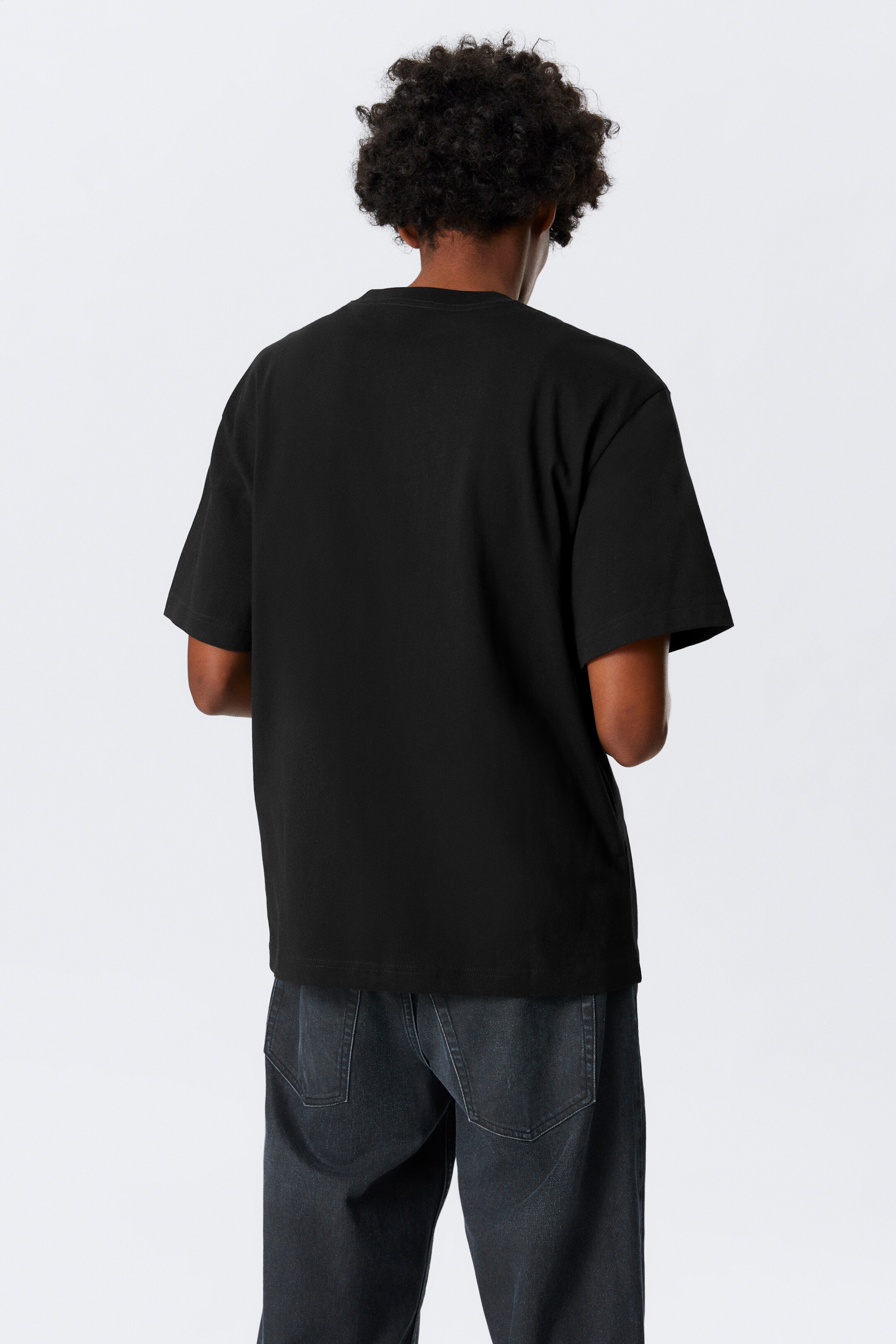 Visa större bild: Kortärmad t-shirt med avslappnad passform i bomull - Svart - HERR | H&M SE 3