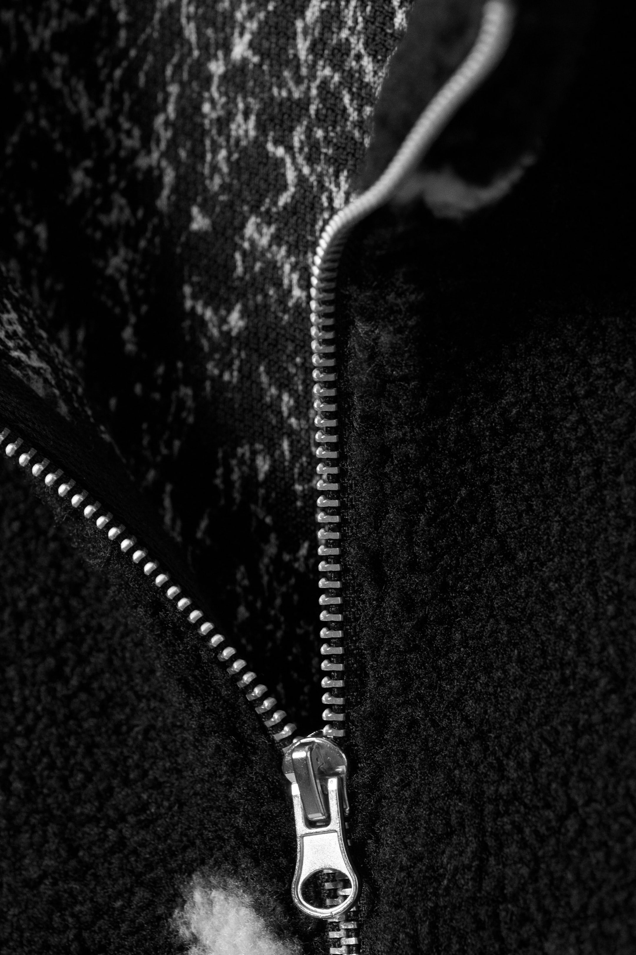 Gepunktetes Schwarz - Fleecejacke mit Reißverschluss - 4