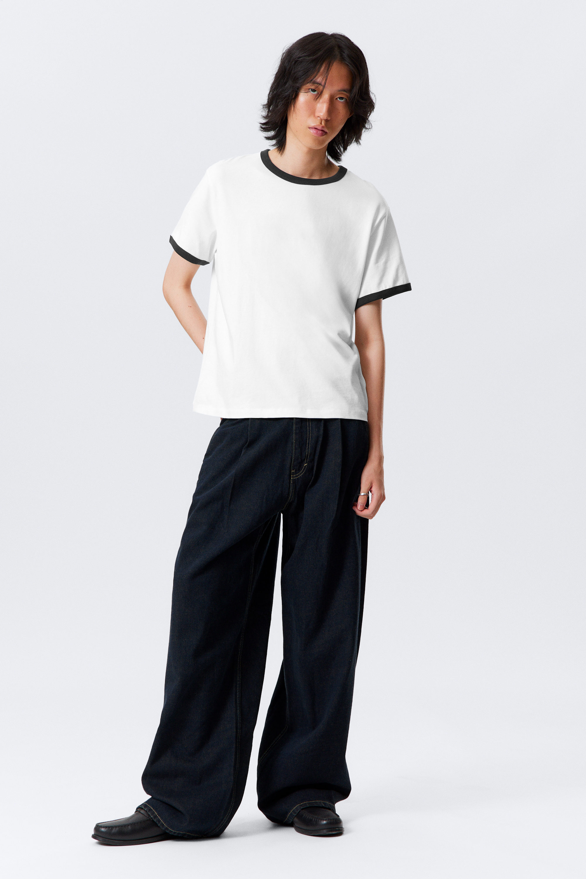 Schwarz & Weiß - Kurzärmliges Baumwoll-T-Shirt mit Kontrastbesatz - 2