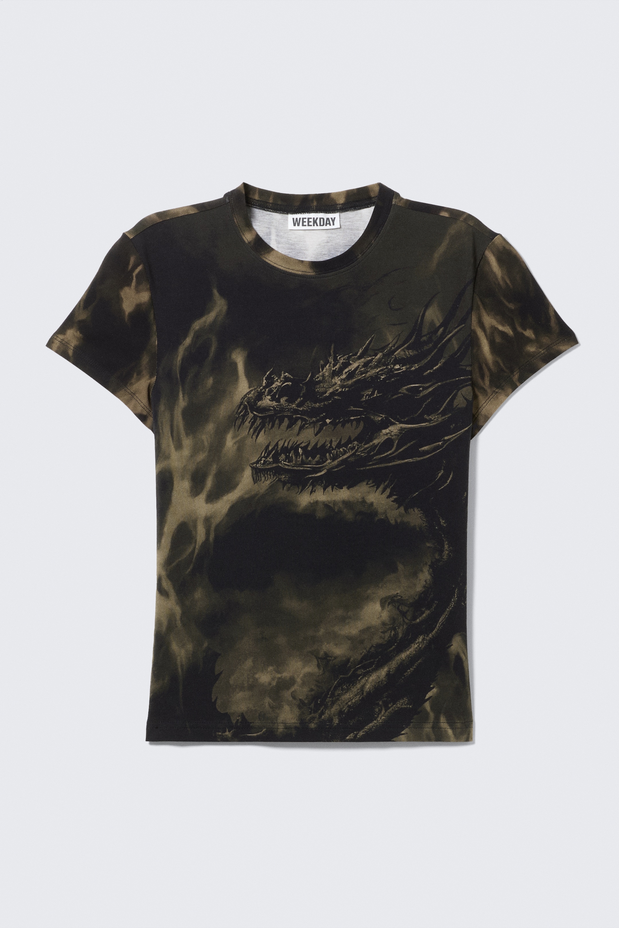 Größeres Bild anzeigen: Ein kurzärmeliges T-Shirt mit Rundhalsausschnitt in dunkeloliv und schwarzem Batikmuster erzeugt einen rauchigen Hintergrundeffekt. Auf der Vorderseite des Shirts ist ein großes, detailliertes Grafikbild eines dunklen, schuppigen Drachenkopfes mit scharfen Zähnen aufgedruckt.