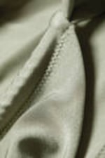 Helles, mattes Khaki - Gerüschter Bikinislip mit niedriger Taille - 1