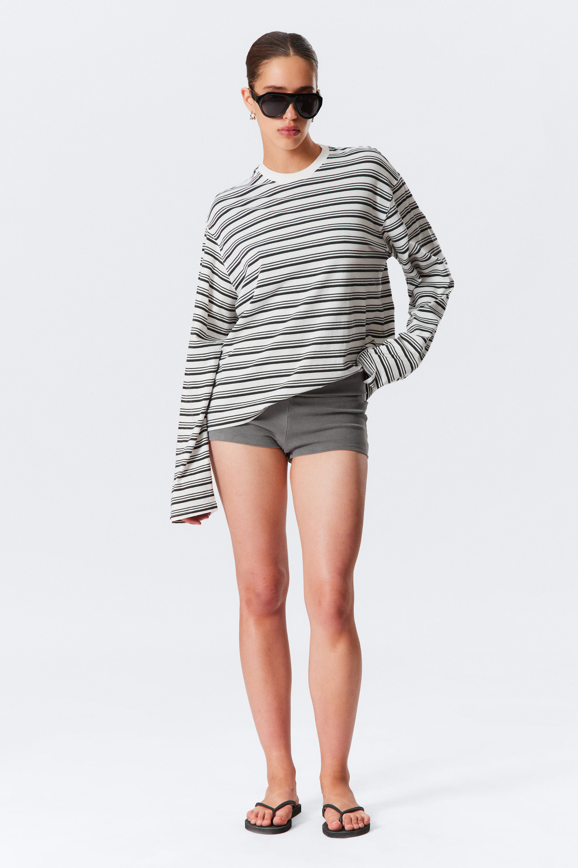 Schwarz & Weiß gestreift - Gestreiftes Longsleeve mit Boxy Fit - 2