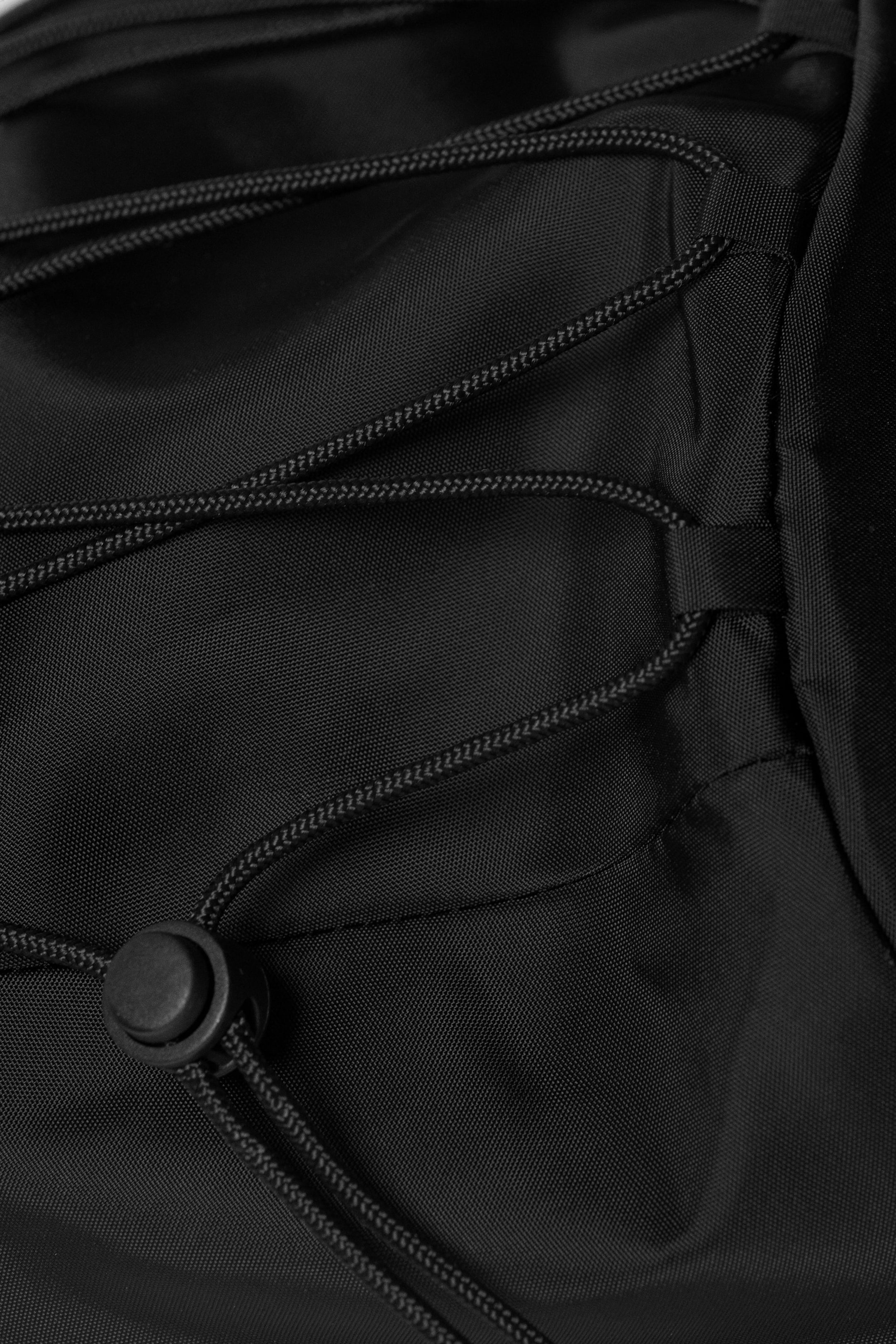 Schwarz - Crossbody Bag Demi mit Schnürung - 4