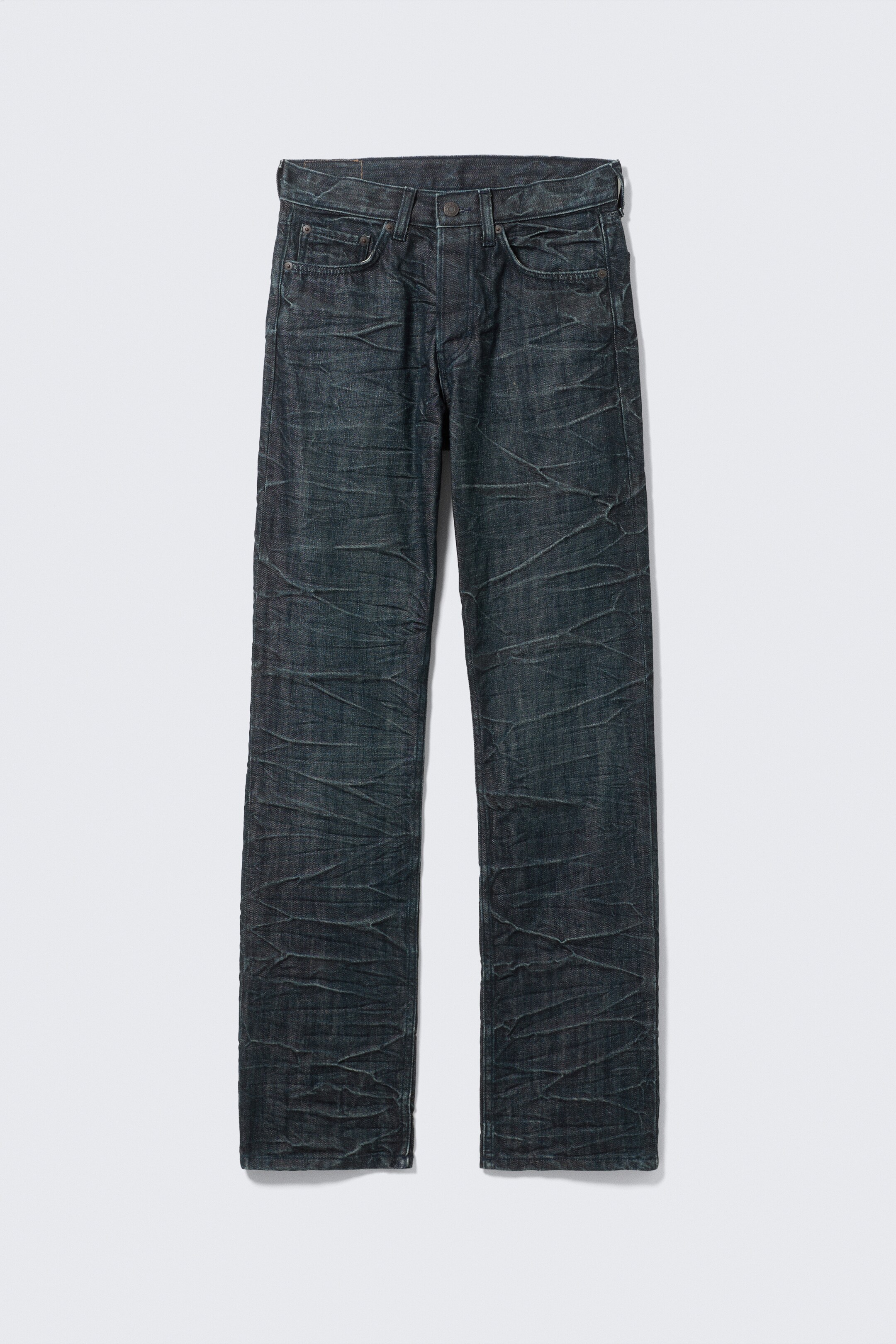 Se større billede: Et par mørkegrå jeans viser en kraftigt krøllet og falmet tekstur, med fronten der har en knaplukning, bæltestropper og fem lommer.
