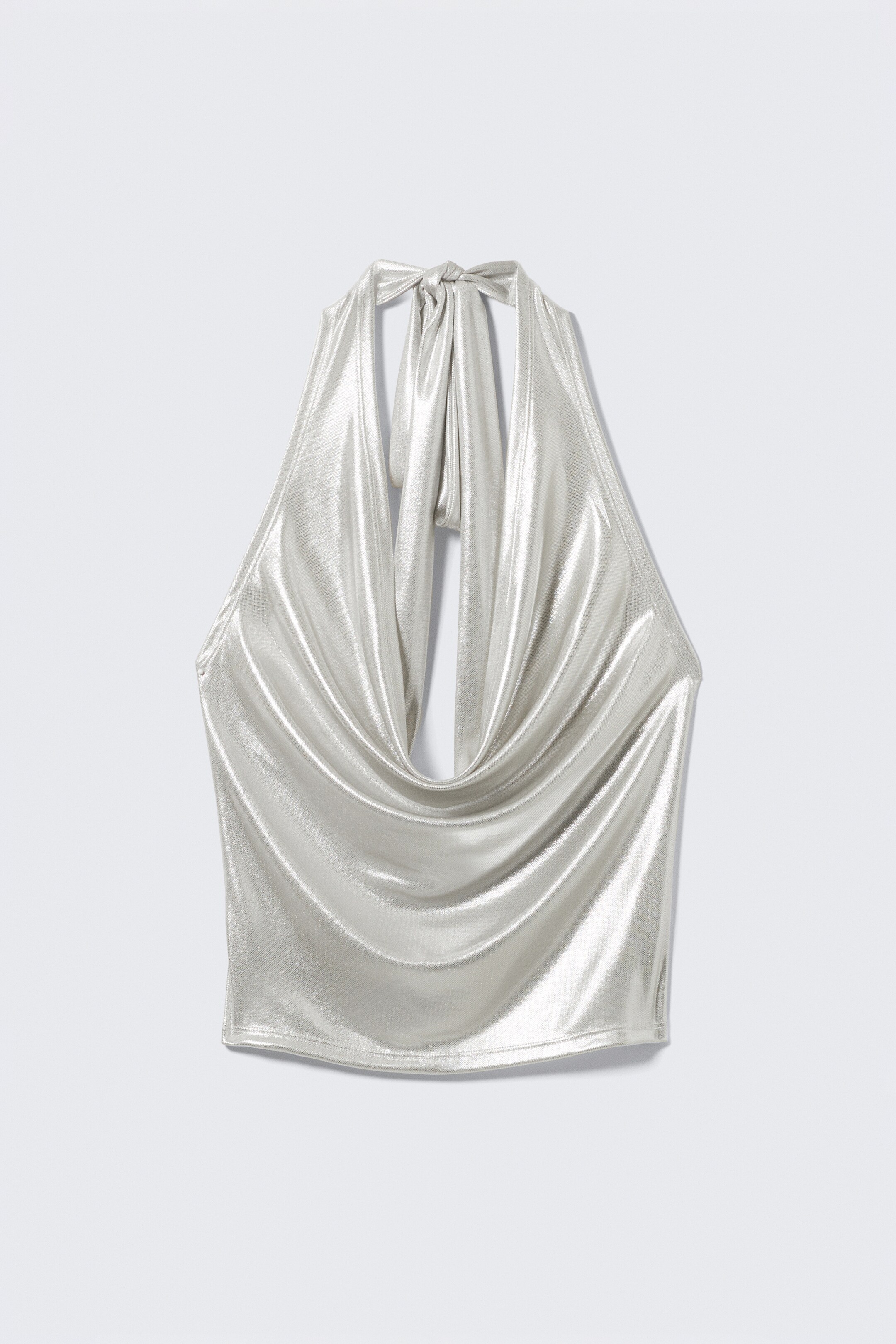 Grotere afbeelding bekijken: Een metallic haltertop wordt van voren gepresenteerd, met een glanzende afwerking, een gedrapeerde halslijn, lange zelfbindende banden die een strik vormen bij de nek, en een zacht gebogen zoom.