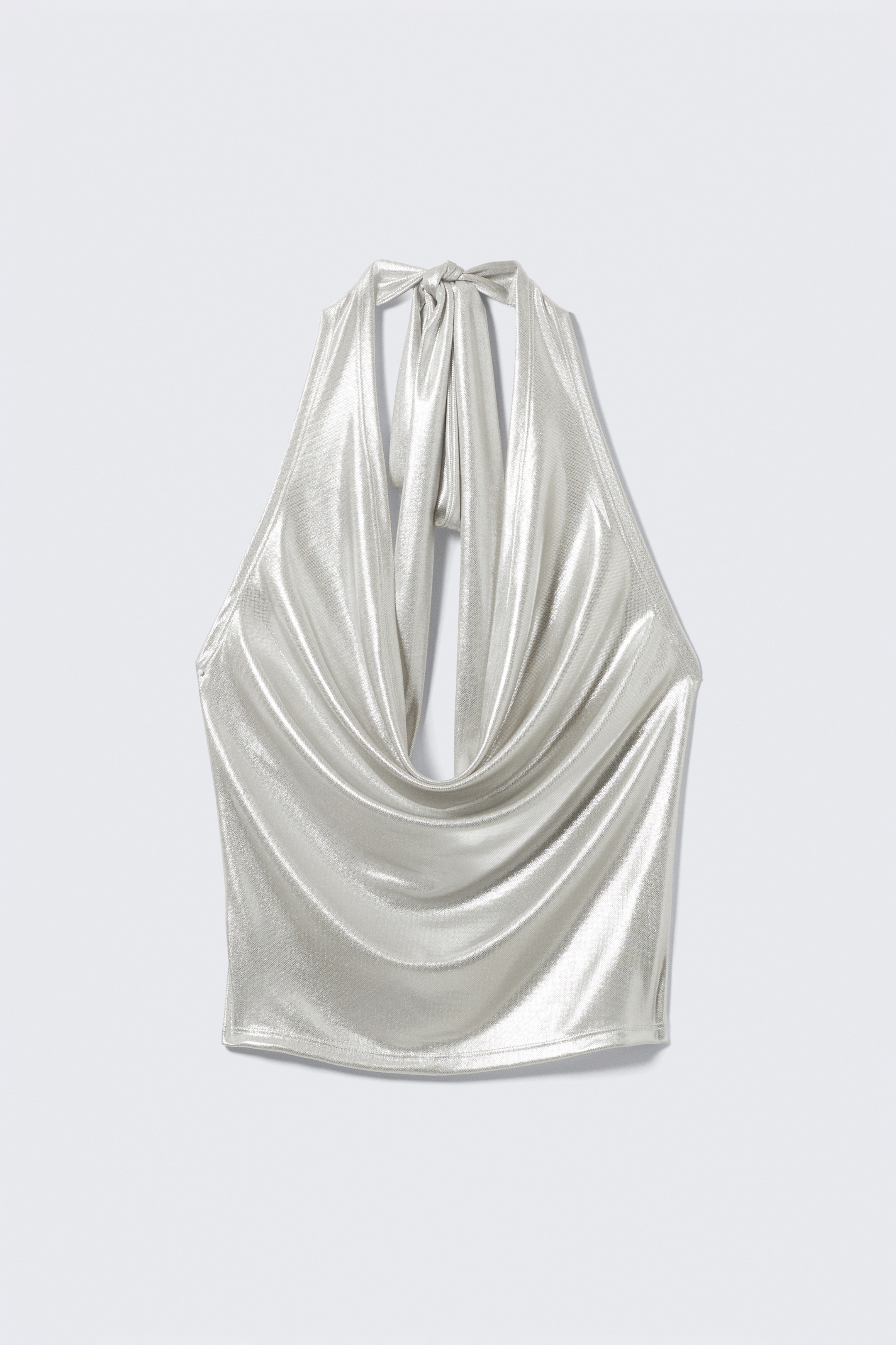 Grösseres Bild ansehen: Ein metallisches Neckholder-Top wird VORDERSEITIG präsentiert, mit glänzendem Finish, drapiertem Ausschnitt, langen zum Binden selbstbindenden Trägern, die am Hals eine Schleife formen, und einem sanft geschwungenen Saum.