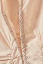 Beige - Chemise à col en V en popeline froncée - 1