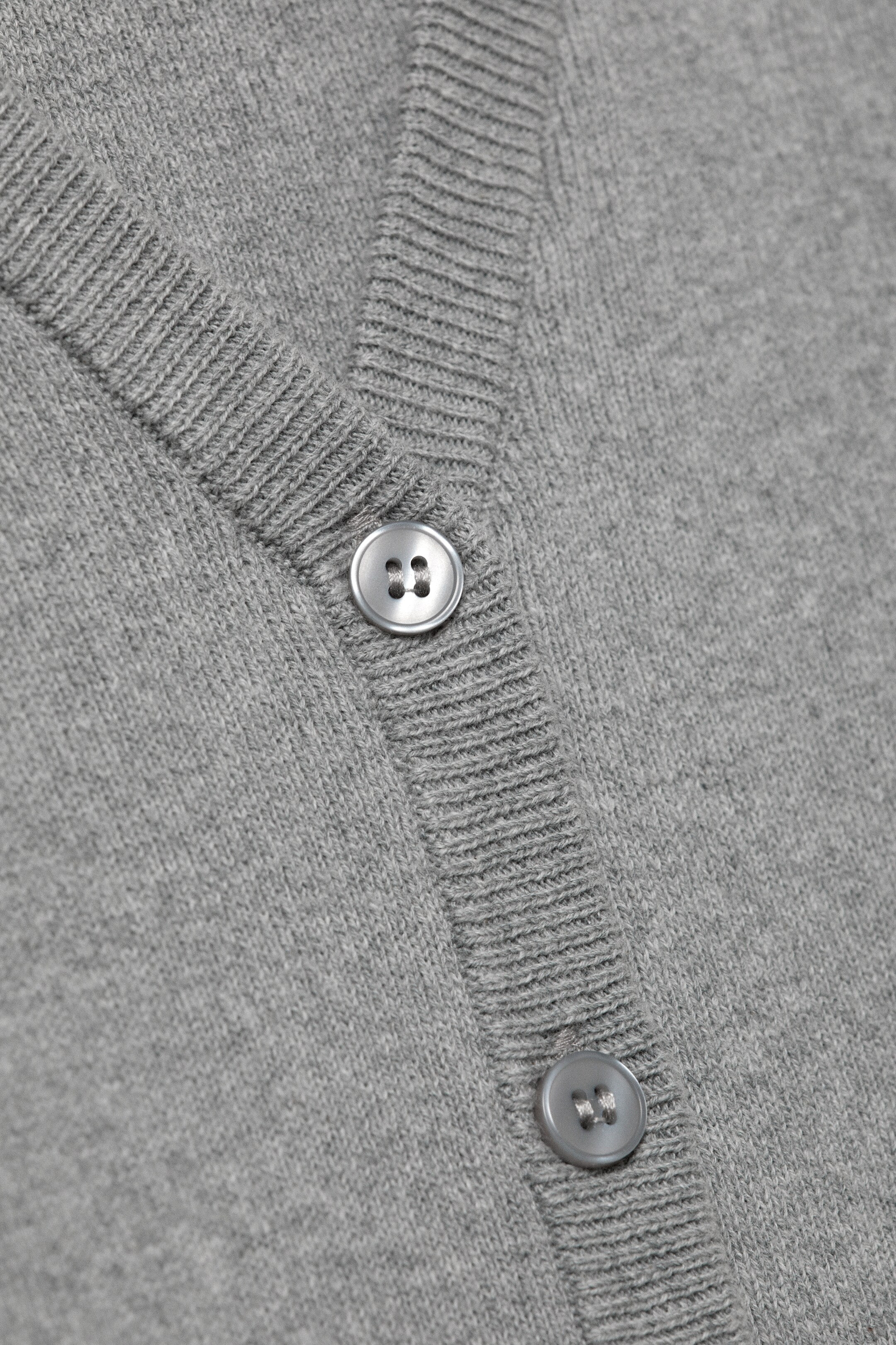 Zobrazit větší obrázek: Zkrácený pletený kardigan s výstřihem do V - Šedý melír - ŽENY | H&M CZ 5