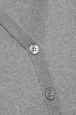 Gråmelerad - Kort stickad v-ringad cardigan - 4