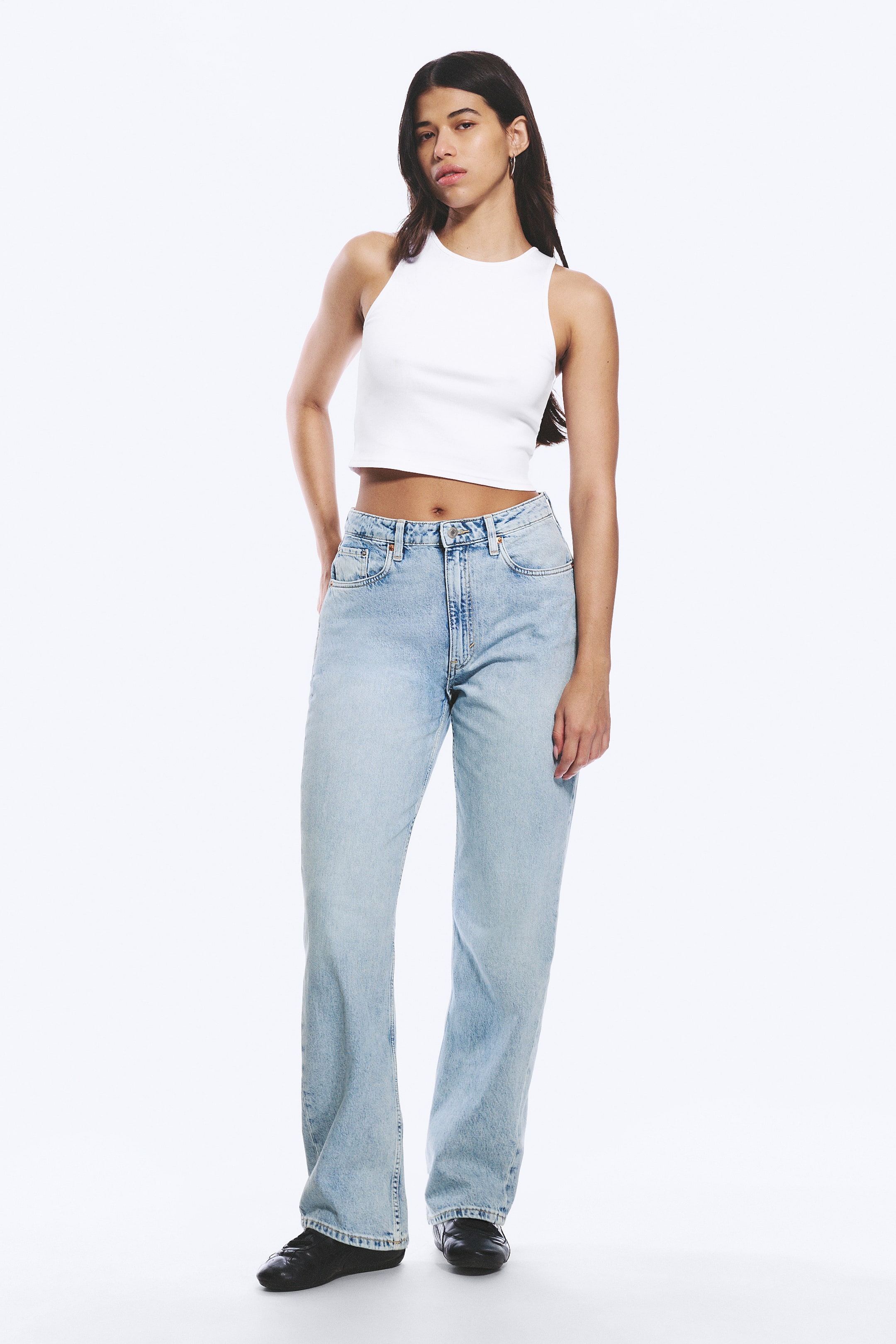 Grotere afbeelding bekijken: Lichtblauwe, hoog getailleerde jeans worden gepresenteerd vanuit een volledig frontaal perspectief, met een ontspannen rechte pijp, standaard vijfzakkenstijl en subtiele vervaging op de dijen.