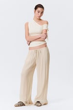 Helles Beige - Lockere Hose mit mittlerer Bundhöhe und Volants - 0