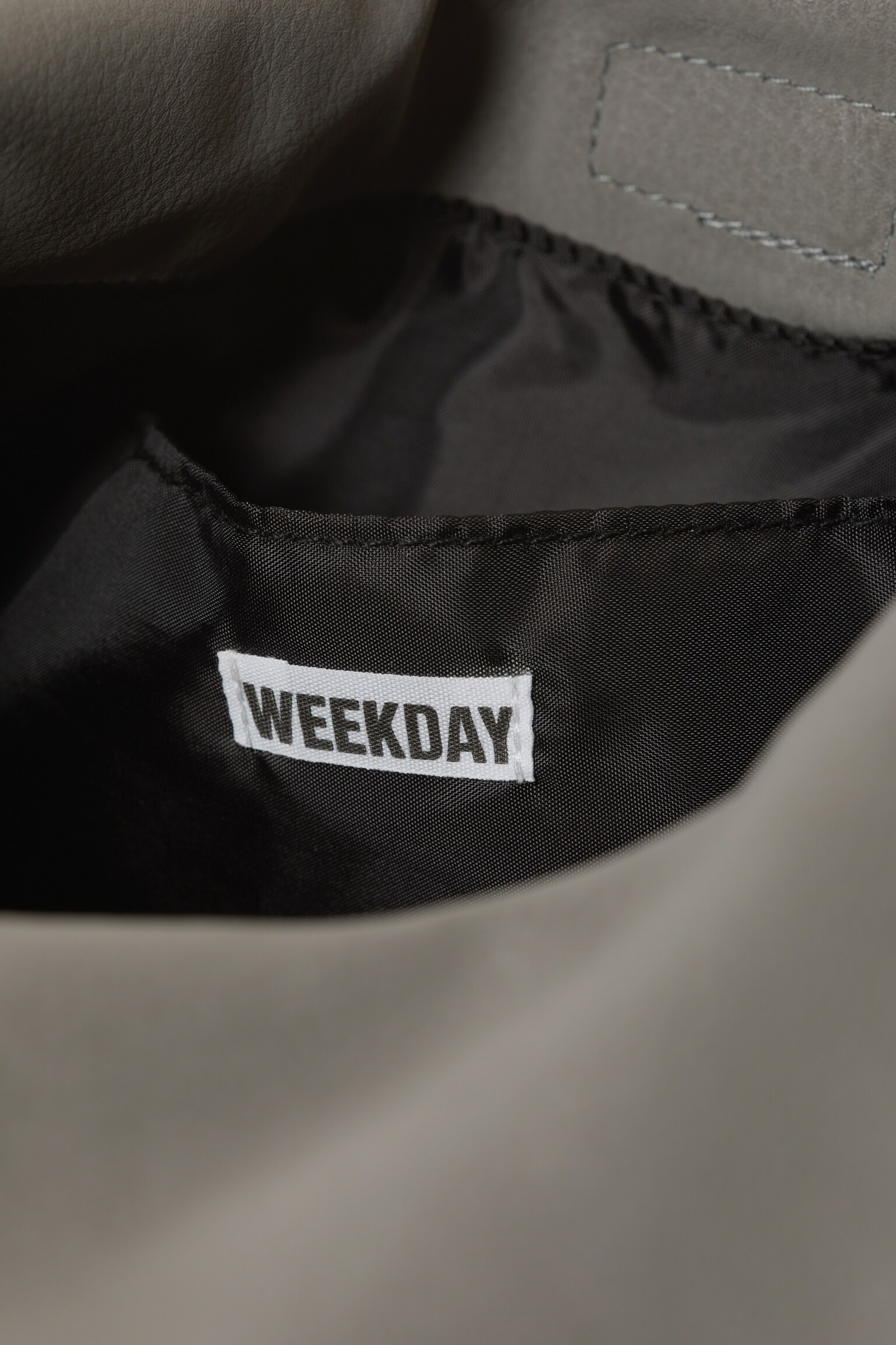 Lässige Schultertasche aus Kunstleder - Staubgrau/Schwarz mit Nieten/Dunkelbraun - 3