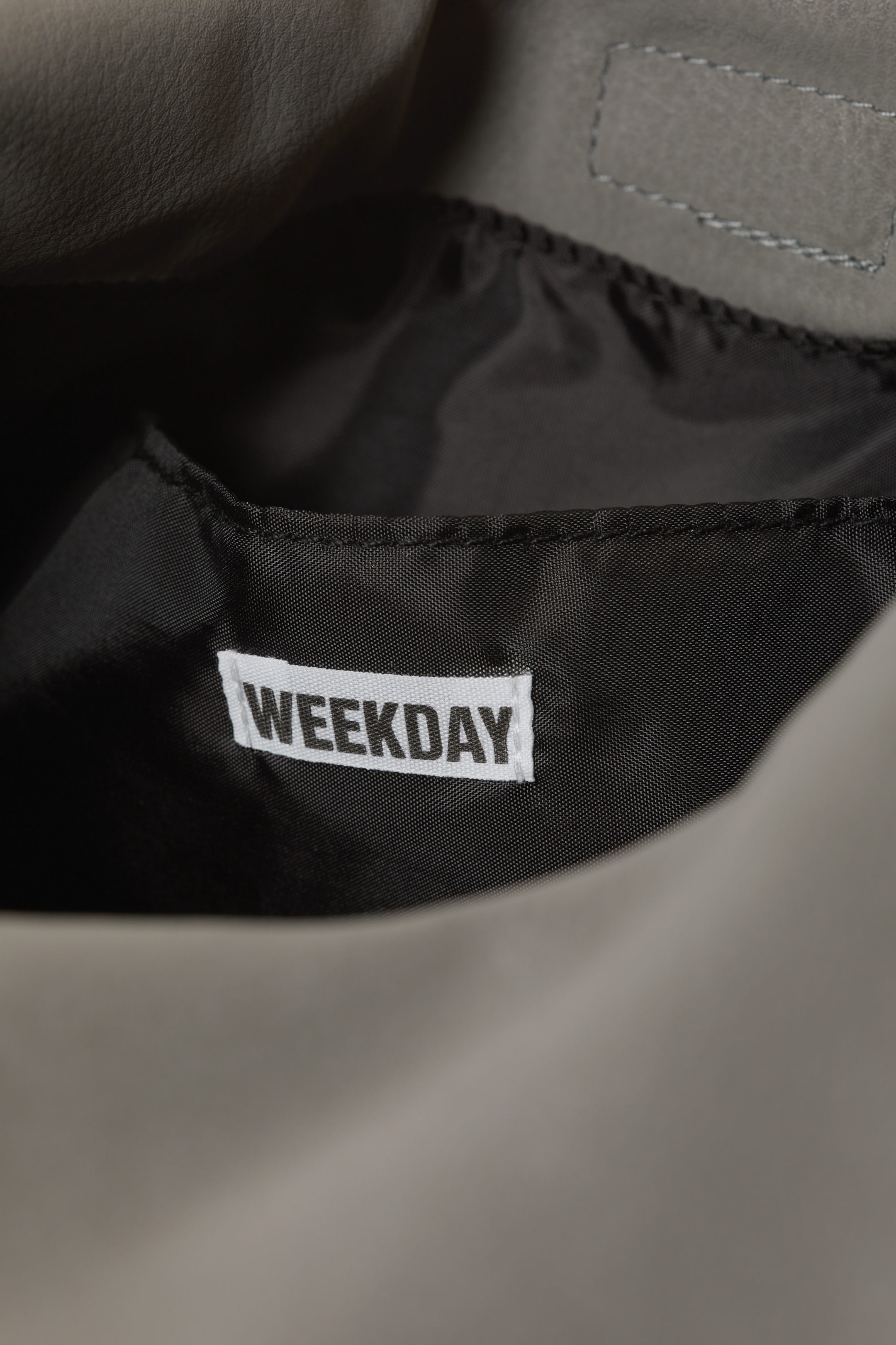 Staubgrau - Lässige Schultertasche aus Kunstleder - 2