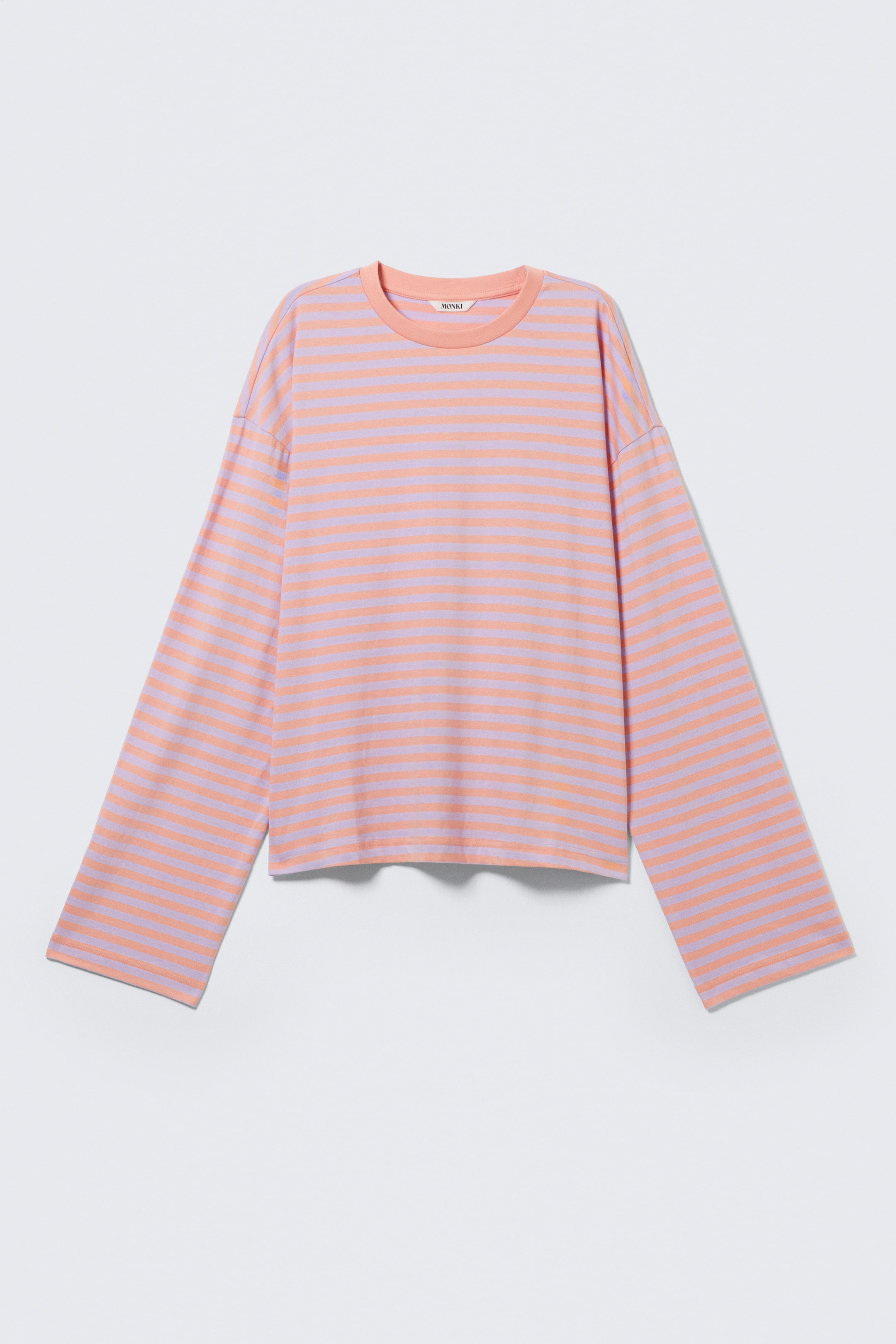 Agrandir l'image: Un T-shirt à manches longues se présente de FACE, avec des rayures horizontales alternant entre des teintes pêche et violet clair. Il est conçu avec une silhouette décontractée, des épaules légèrement tombantes, une encolure ras-du-cou côtelée et des manches longues et larges.