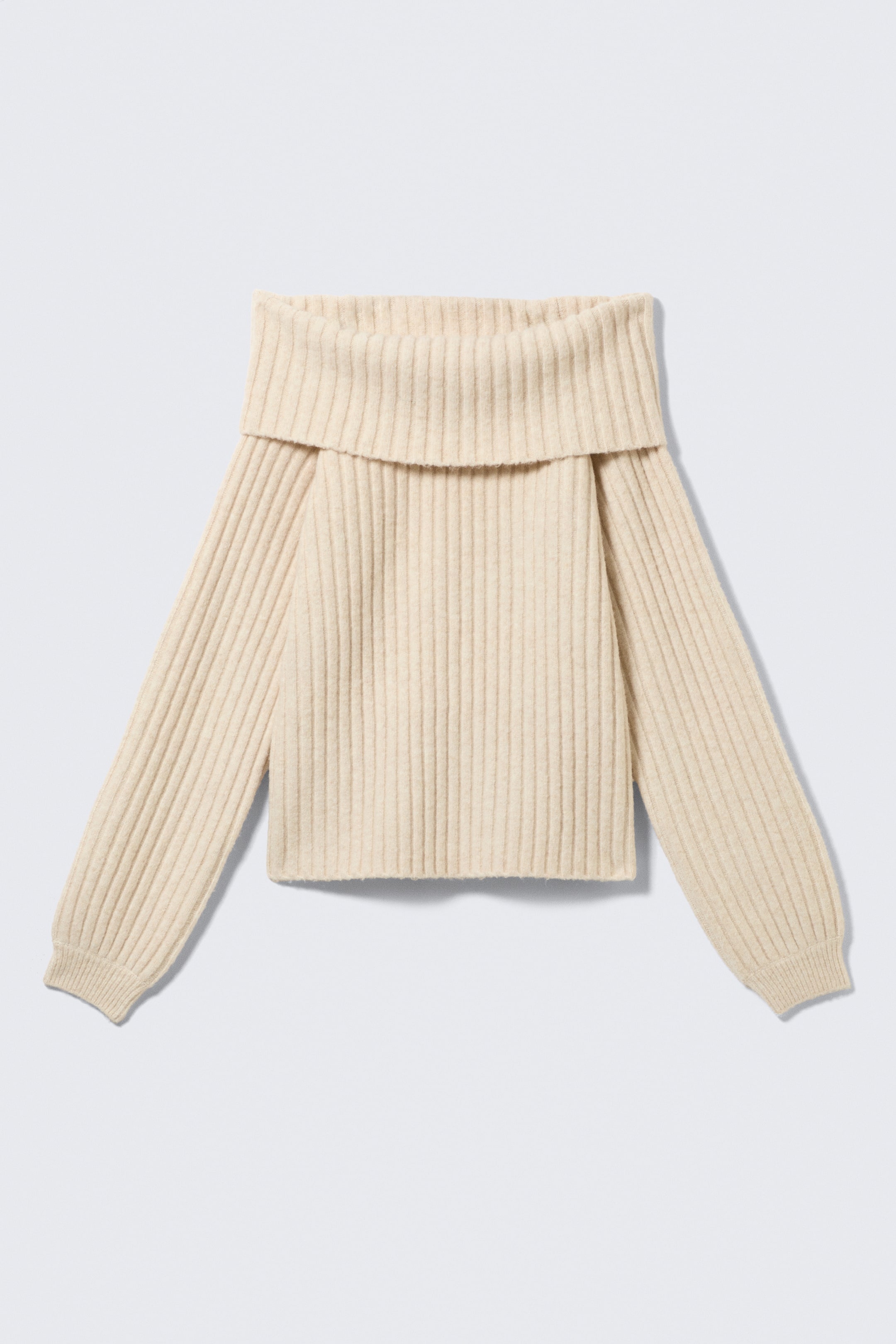 Visualizza l'immagine ingrandita: Un maglione beige chiaro a spalla scoperta mostra il suo davanti, con un'ampia scollatura a coste piegate e una maglia a coste verticali che percorre tutto il corpo e le maniche lunghe, che terminano con polsini a coste.