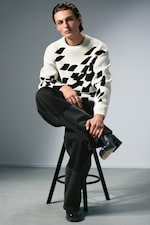 Dirty White - Kachelmuster - Boxy Jacquard-Pullover mit Grafikmuster - 0