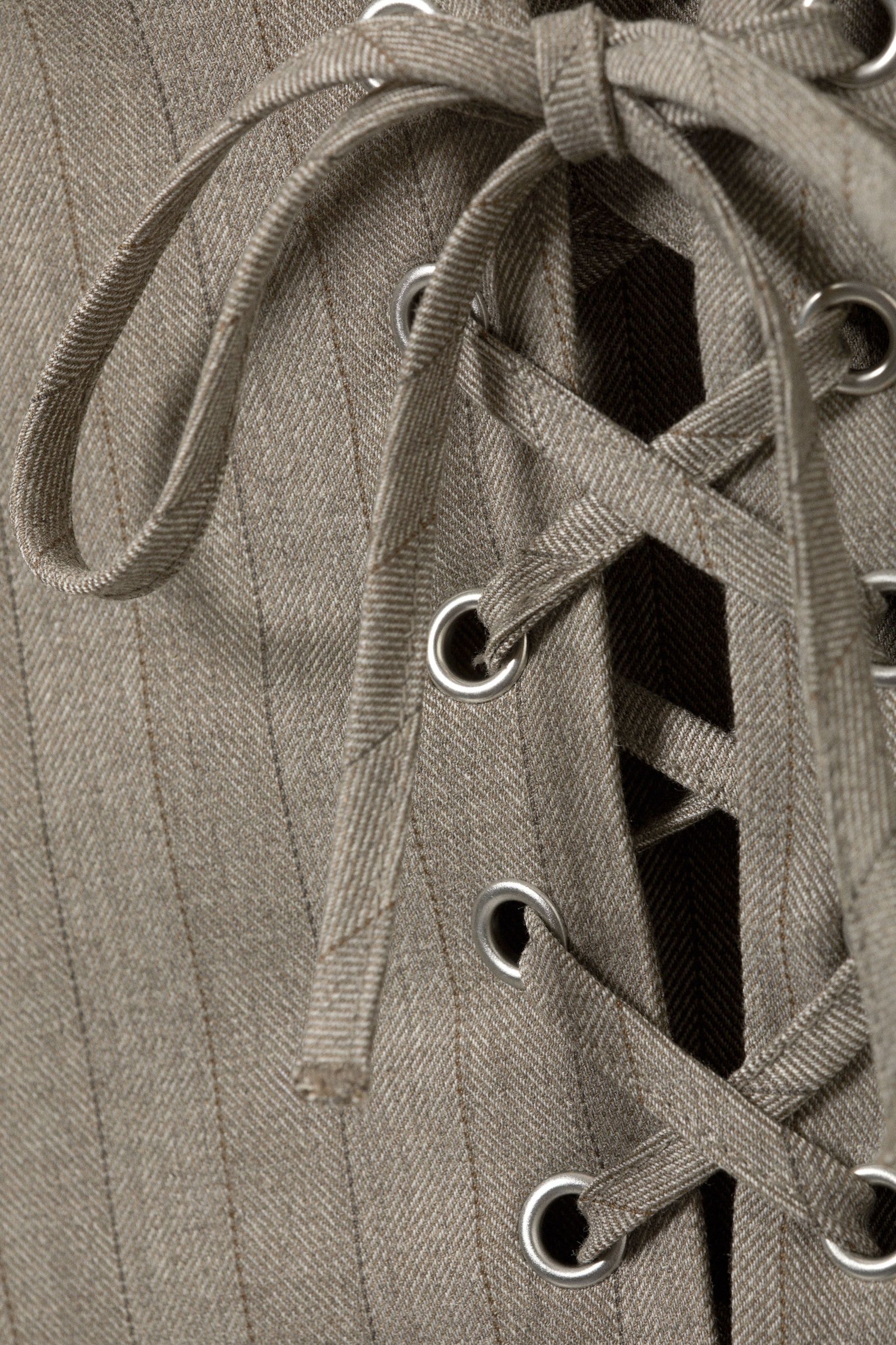Gestreept vaalbeige - Mouwloze midi-jurk met vetersluiting - 2