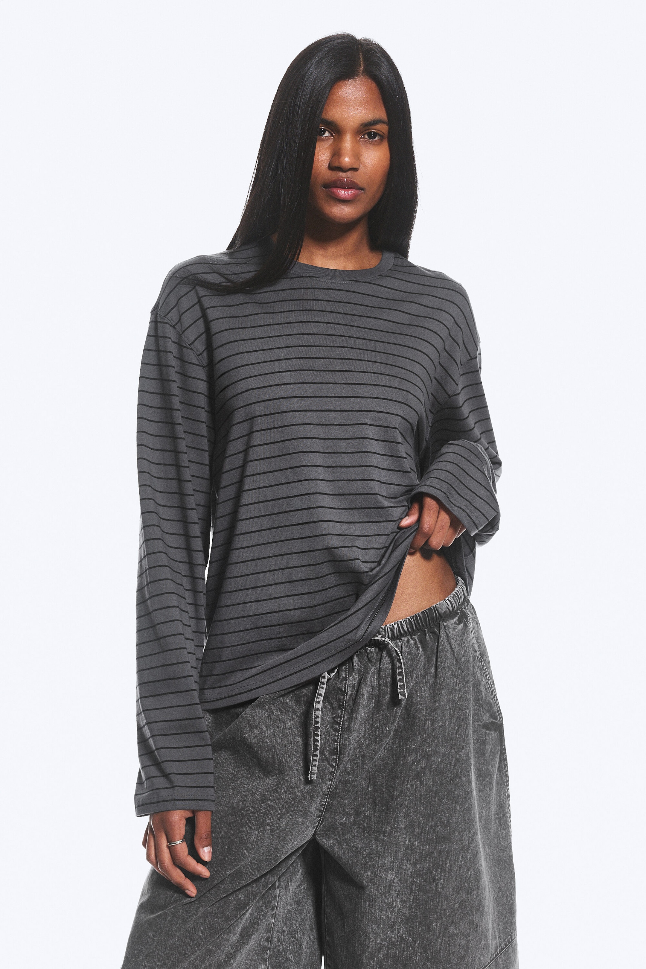 Gestreept donkergrijs - Boxy katoenen T-shirt met lange mouwen - 2