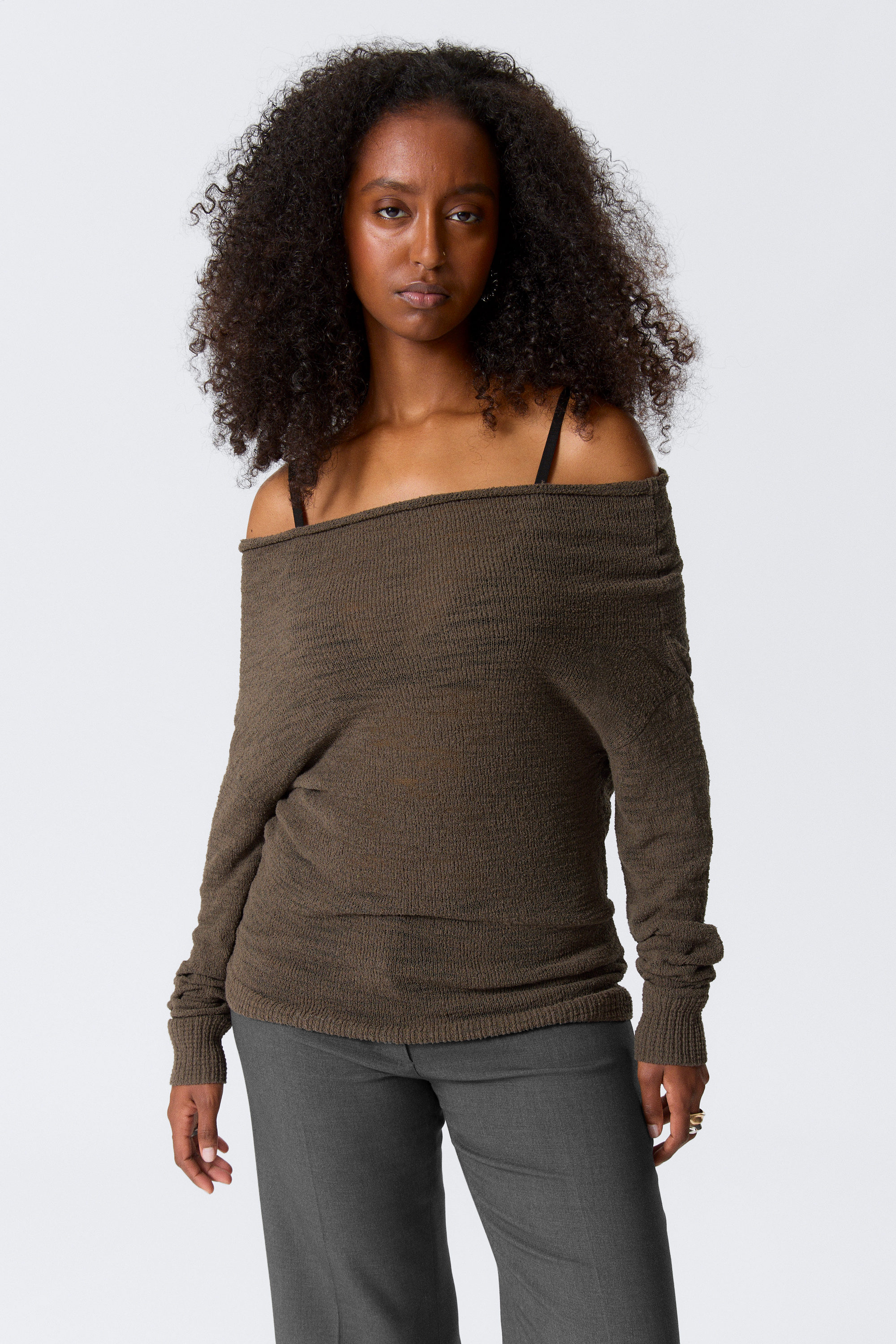 Dunkelbraun - Schulterfreier Strickpullover - 1