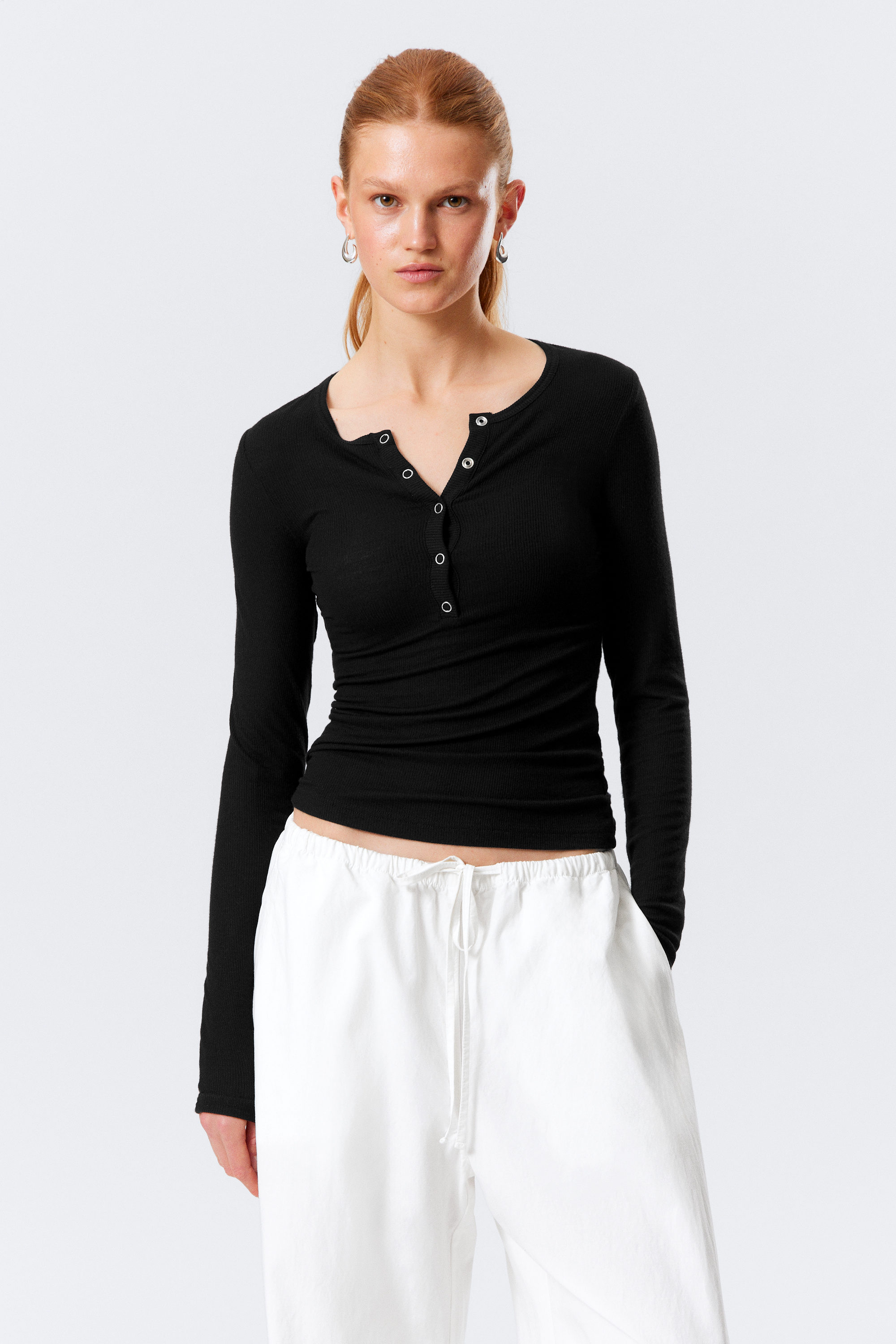 Schwarz - Hauchdünnes, geripptes Henley-Longsleeve - 1