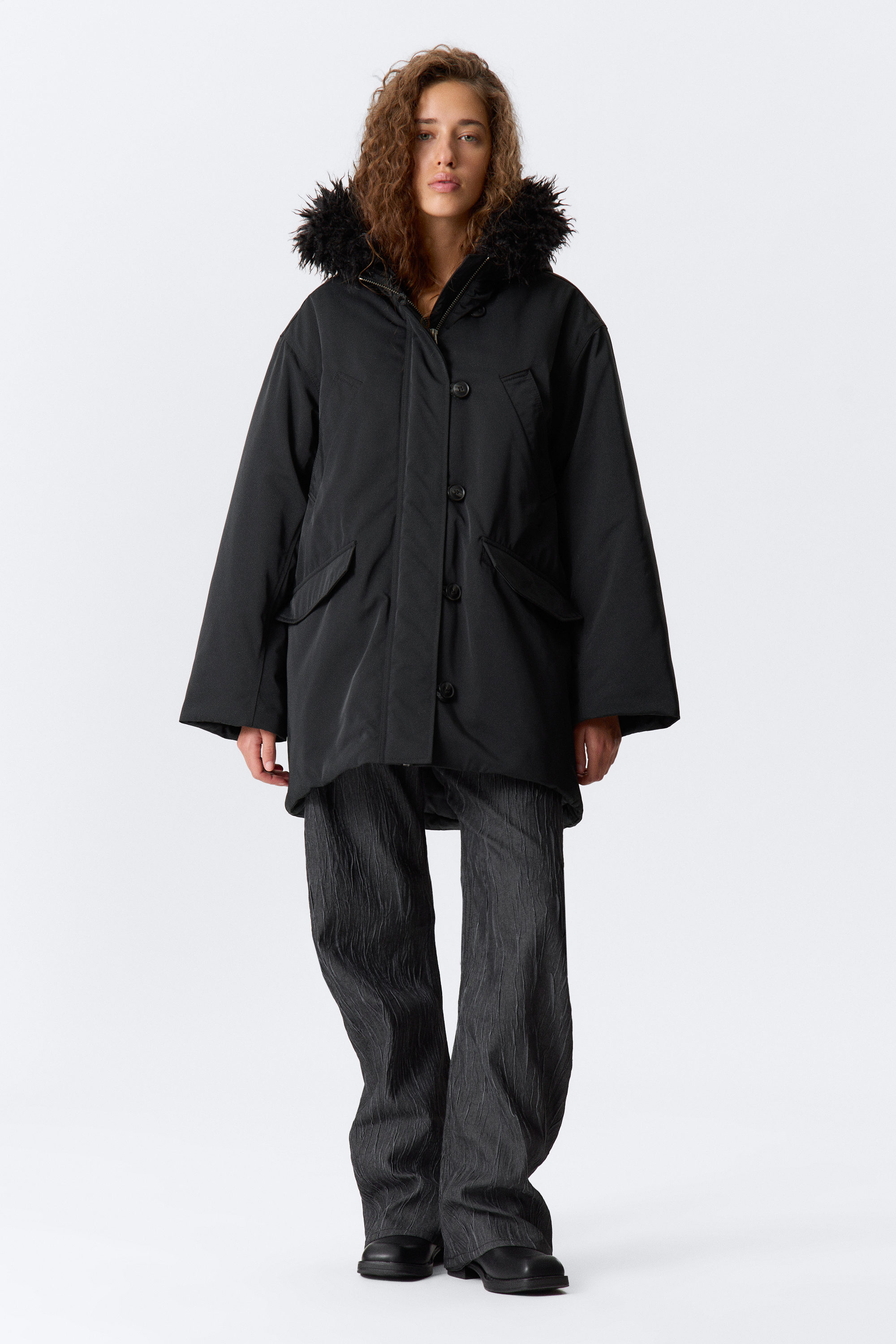 Schwarz - Wattierter Bomberparka mit Kunstpelzbesatz - 2