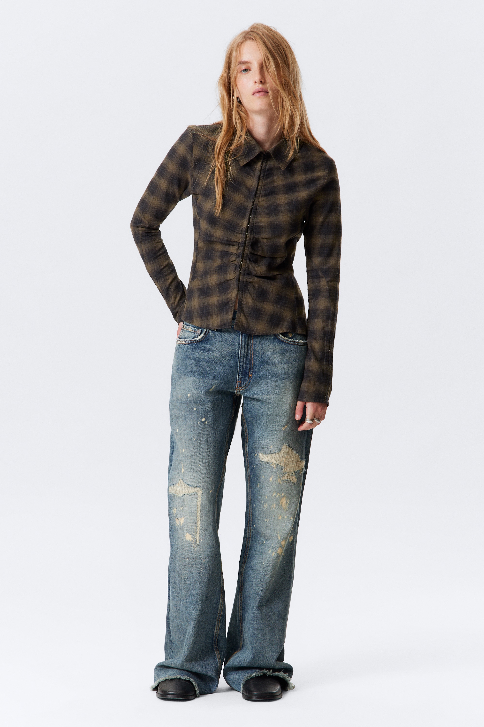 Long-Sleeved Fitted Satin Shirt - Kockovaná tmavohnedá