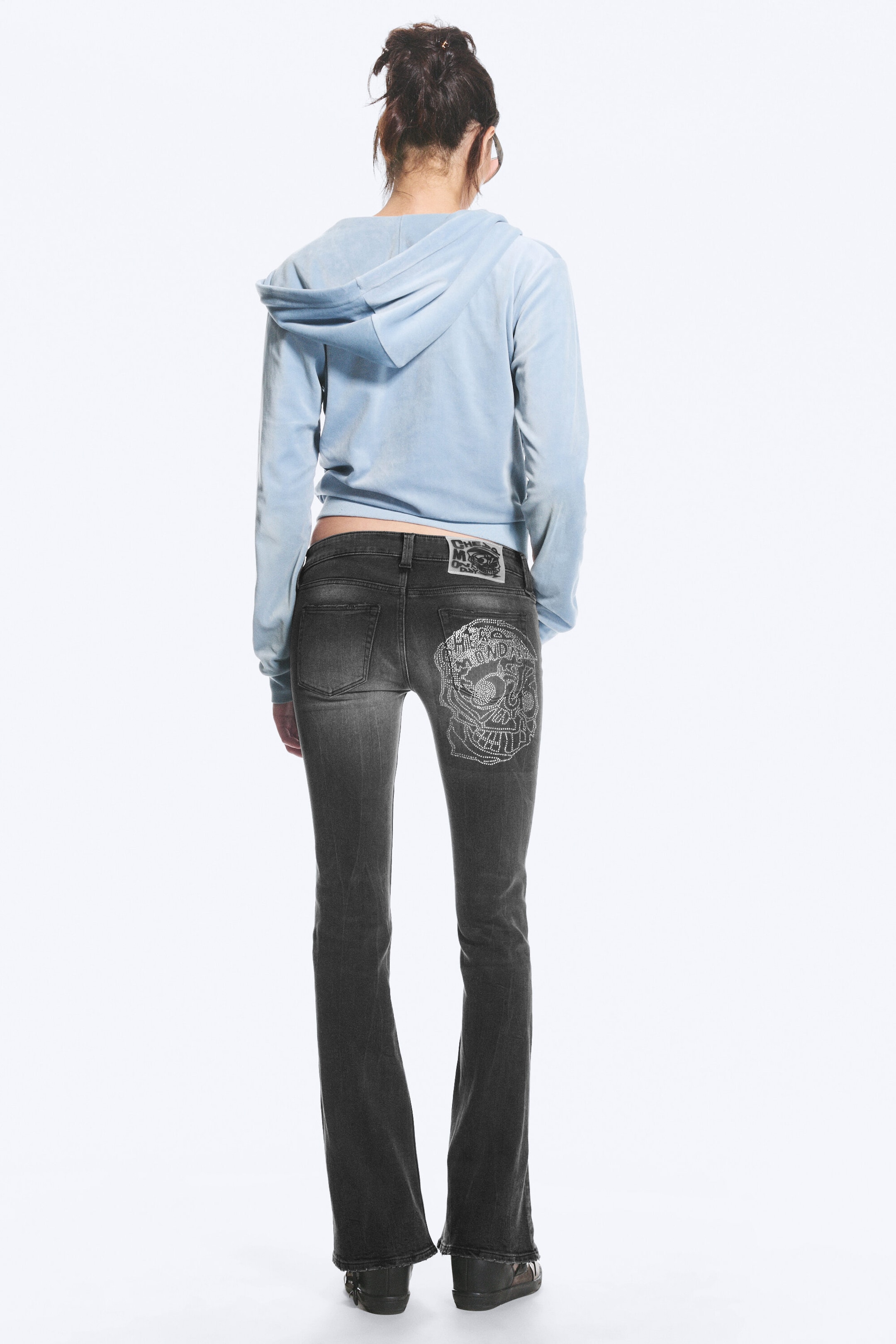 Marion Black Skull – svart - BOOTY BEI LAV MIDJE SLIM BOOTCUT JEANS - 1