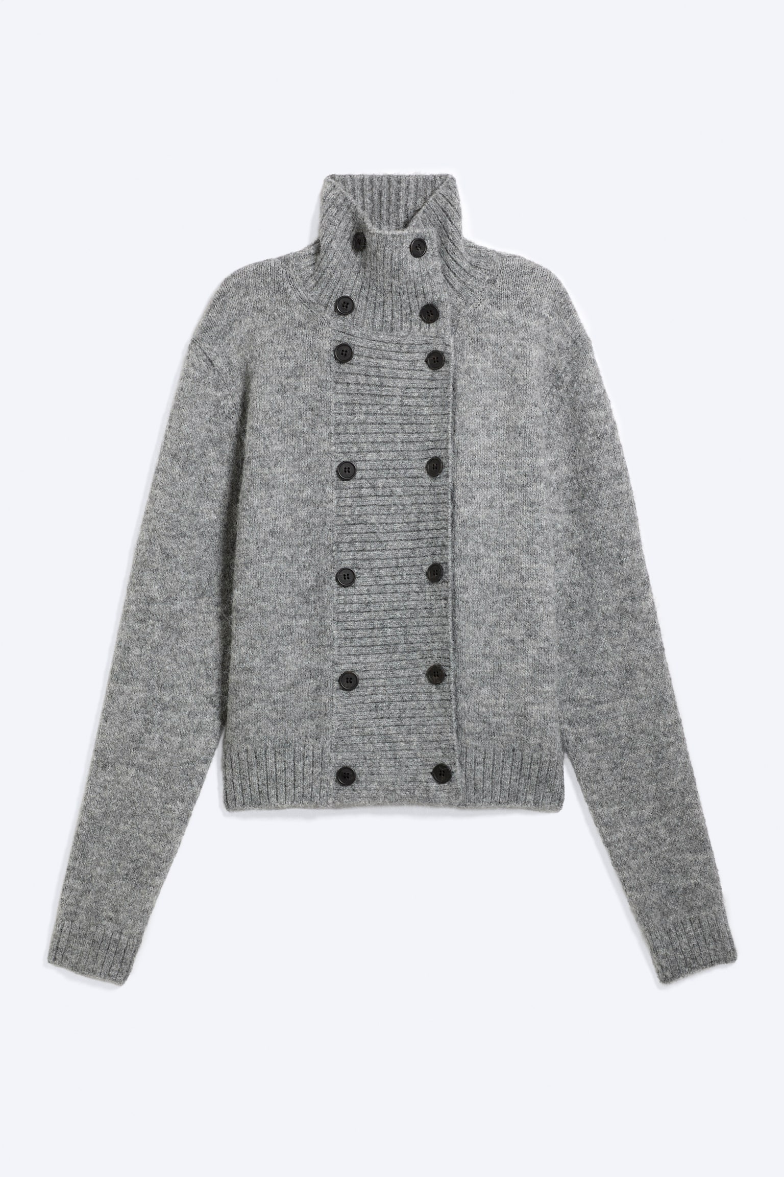 Un cardigan boutonnÃ© croisÃ© en maille gris chinÃ© est prÃ©sentÃ© de face, avec un col cheminÃ©e cÃ´telÃ© montant et deux rangÃ©es parallÃ¨les de boutons foncÃ©s le long dâun panneau avant cÃ´telÃ©. Ce vÃªtement en maille Ã  manches longues prÃ©sente des poignets cÃ´telÃ©s et un ourlet cÃ´telÃ© assorti.
